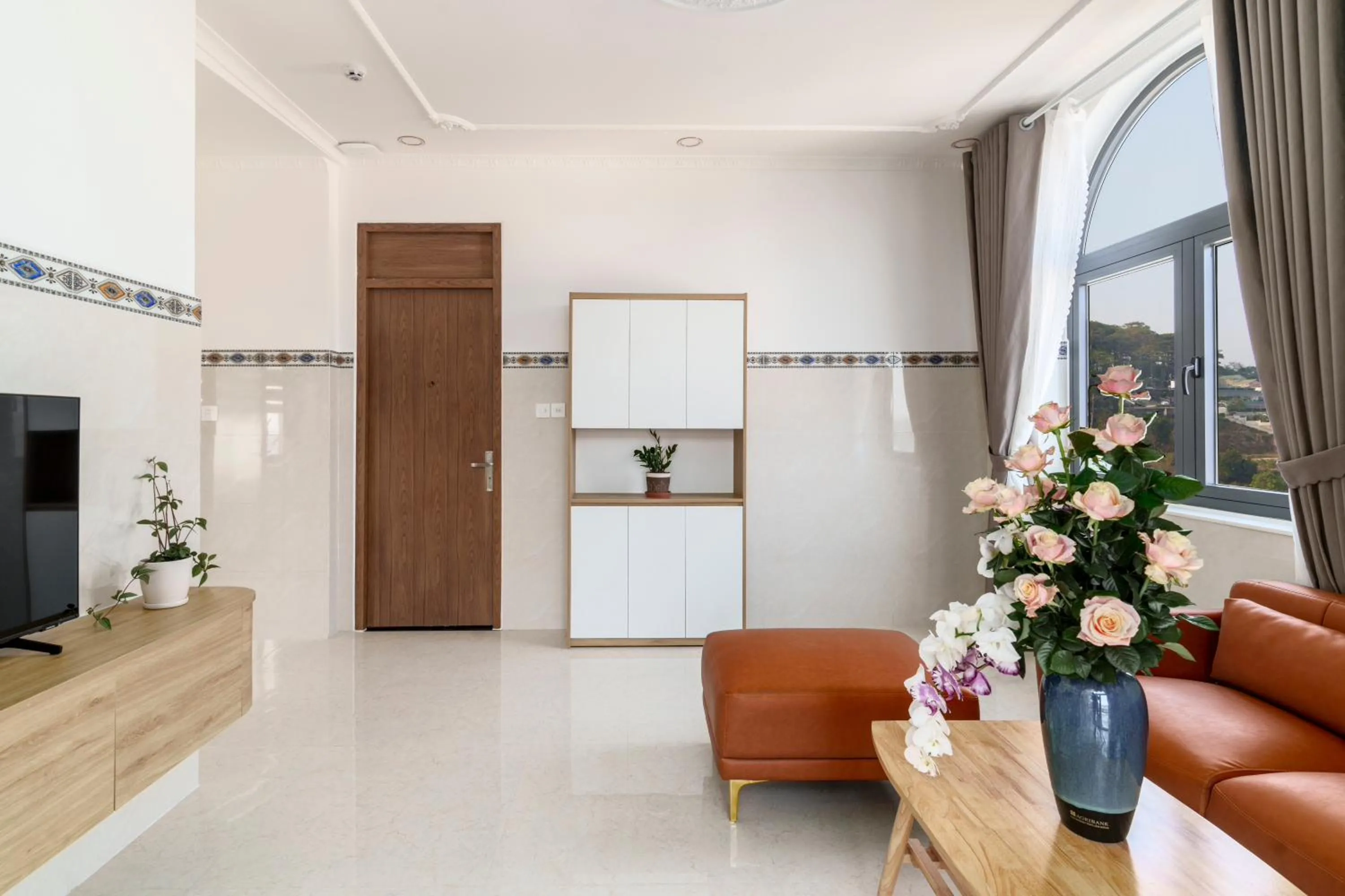 Communal lounge/ TV room in Serene Stay