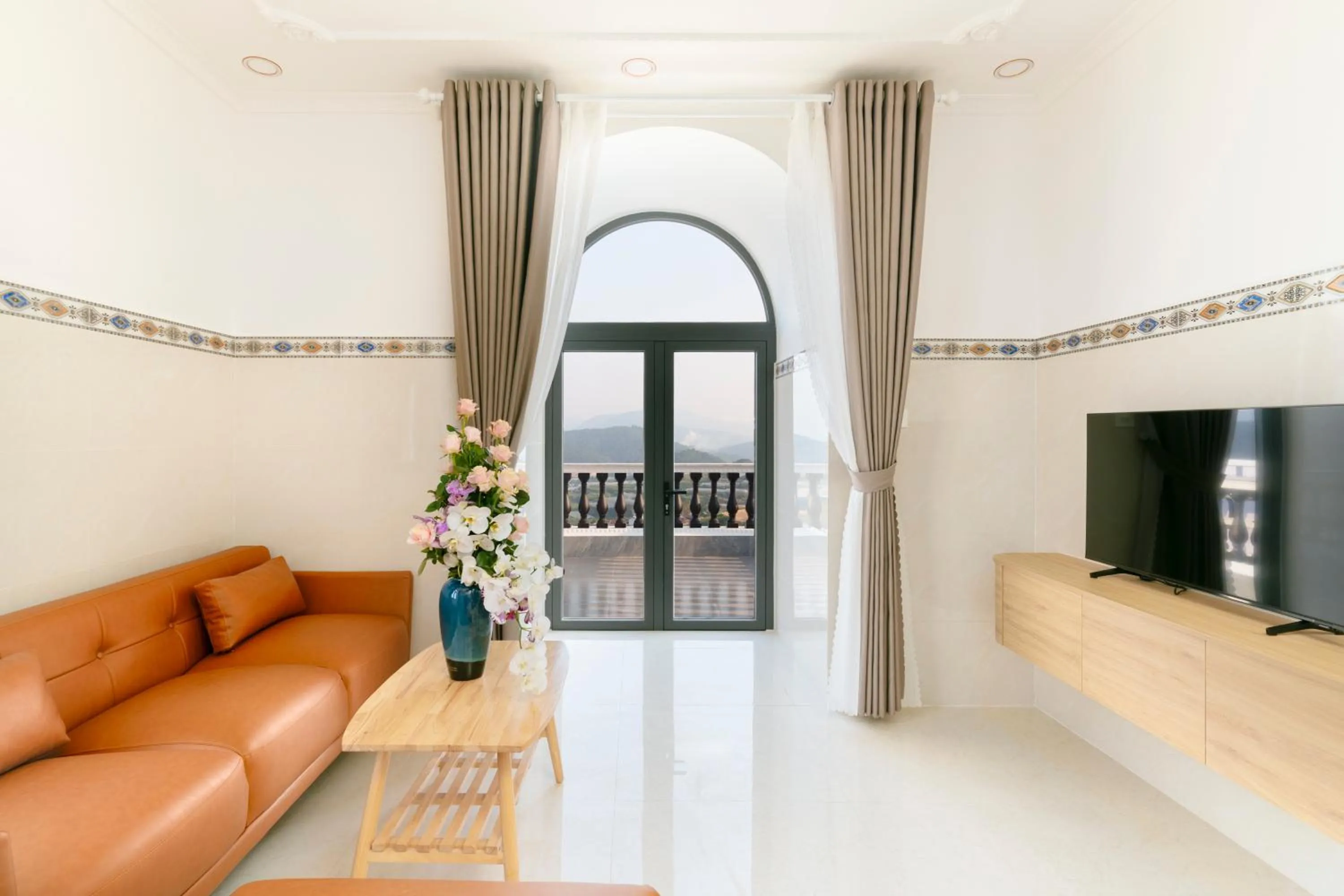 Communal lounge/ TV room in Serene Stay