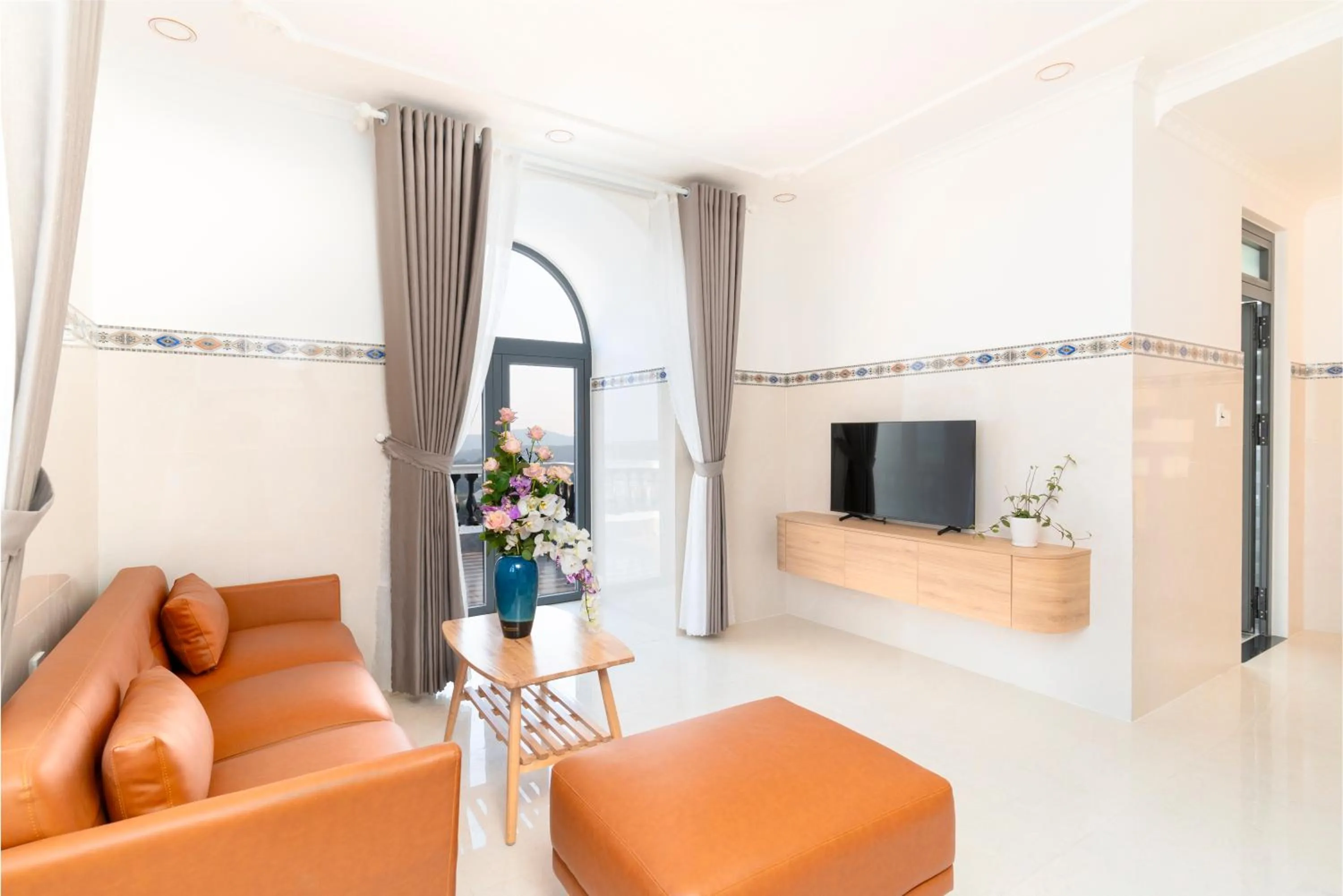Communal lounge/ TV room in Serene Stay