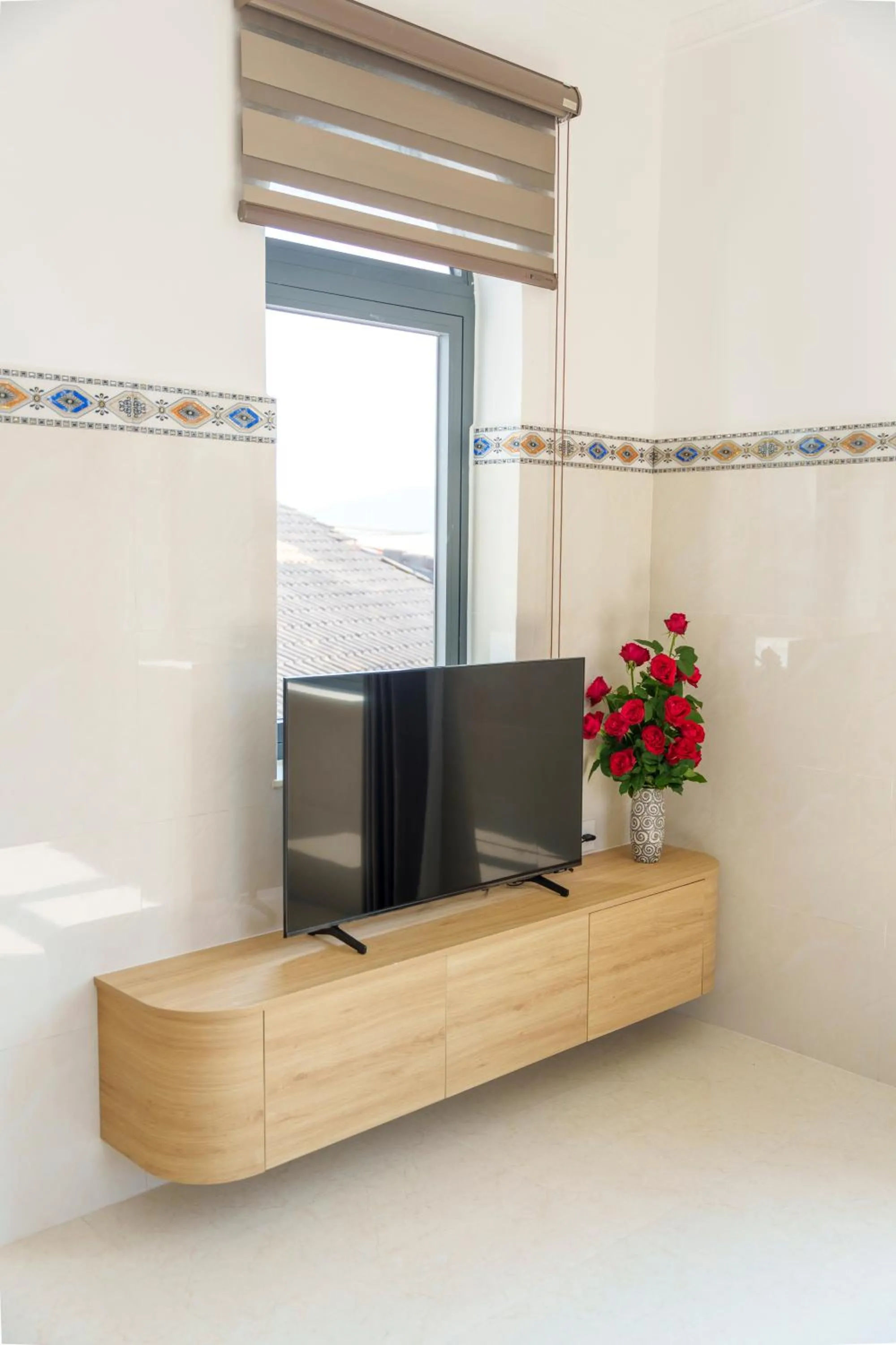 Communal lounge/ TV room in Serene Stay
