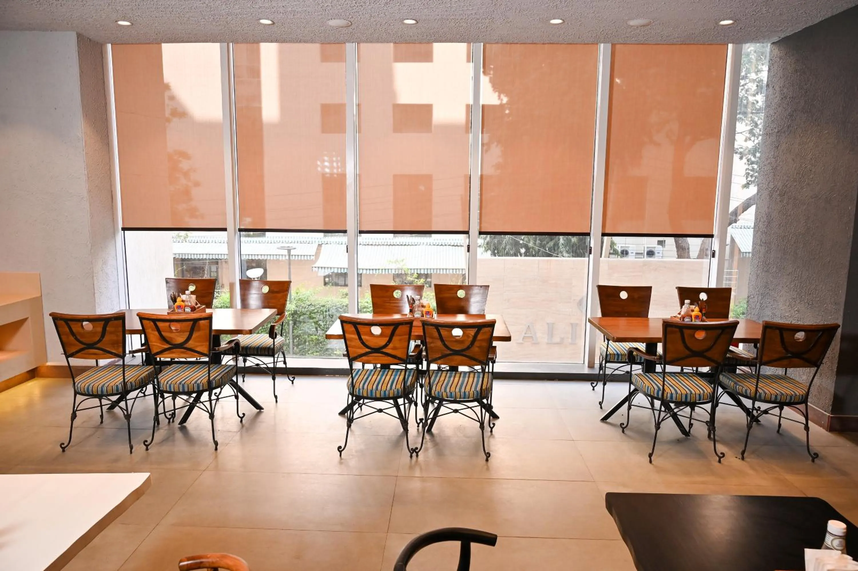 Restaurant/places to eat in Alivaa Hotel Gurugram Sohna Road City Center