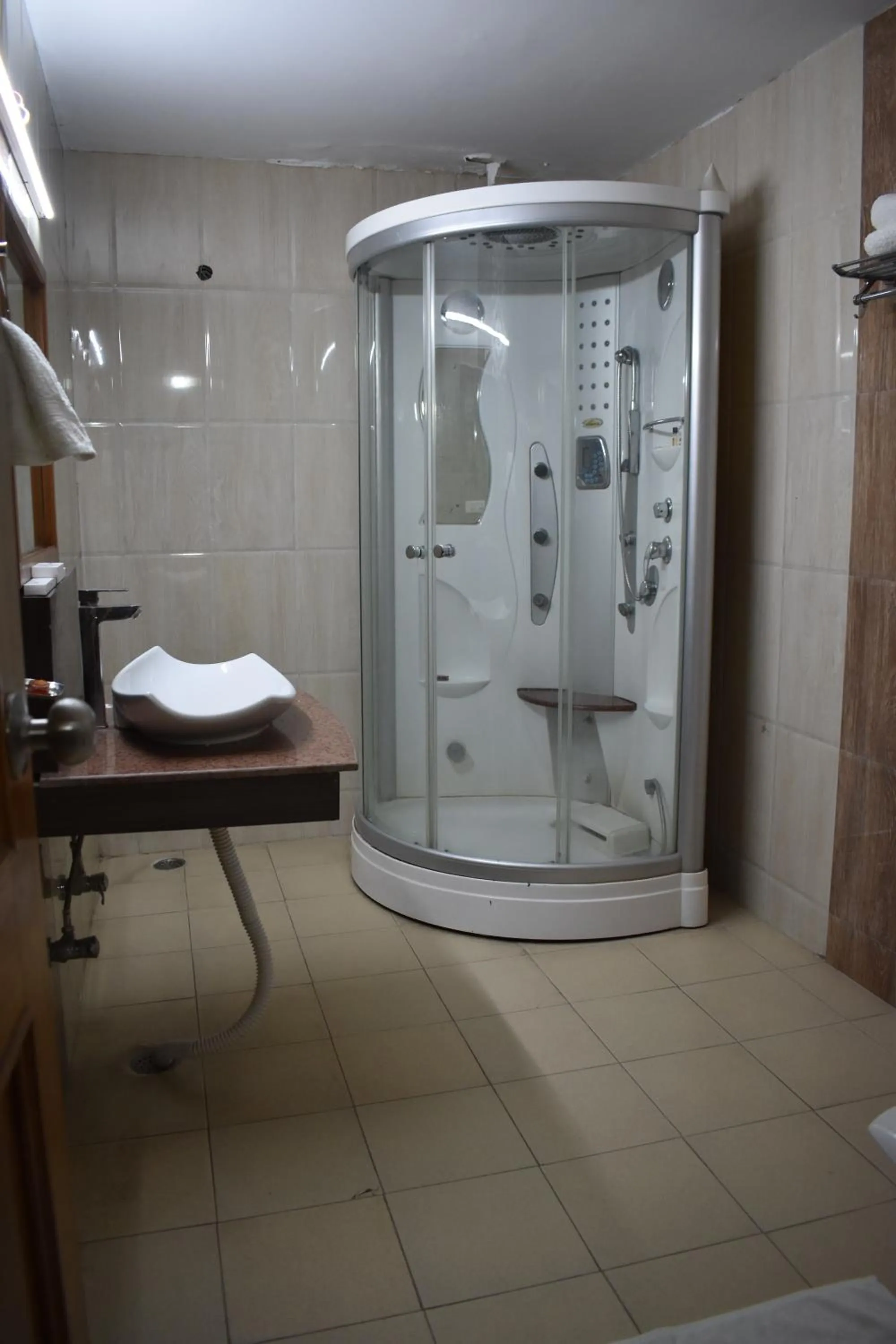 Shower in Hotel Padmini Palace