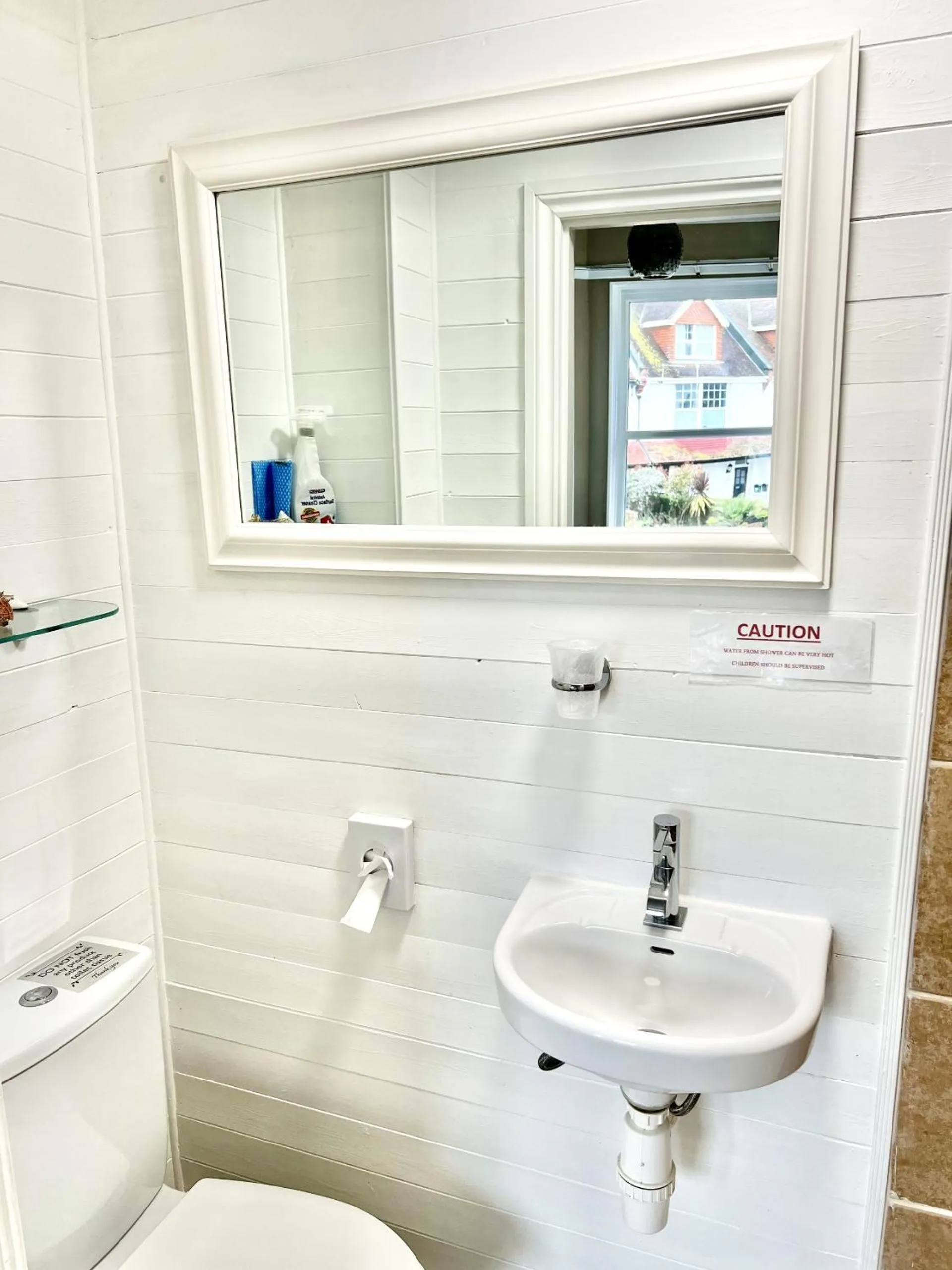 Bathroom in Devon House Guest House