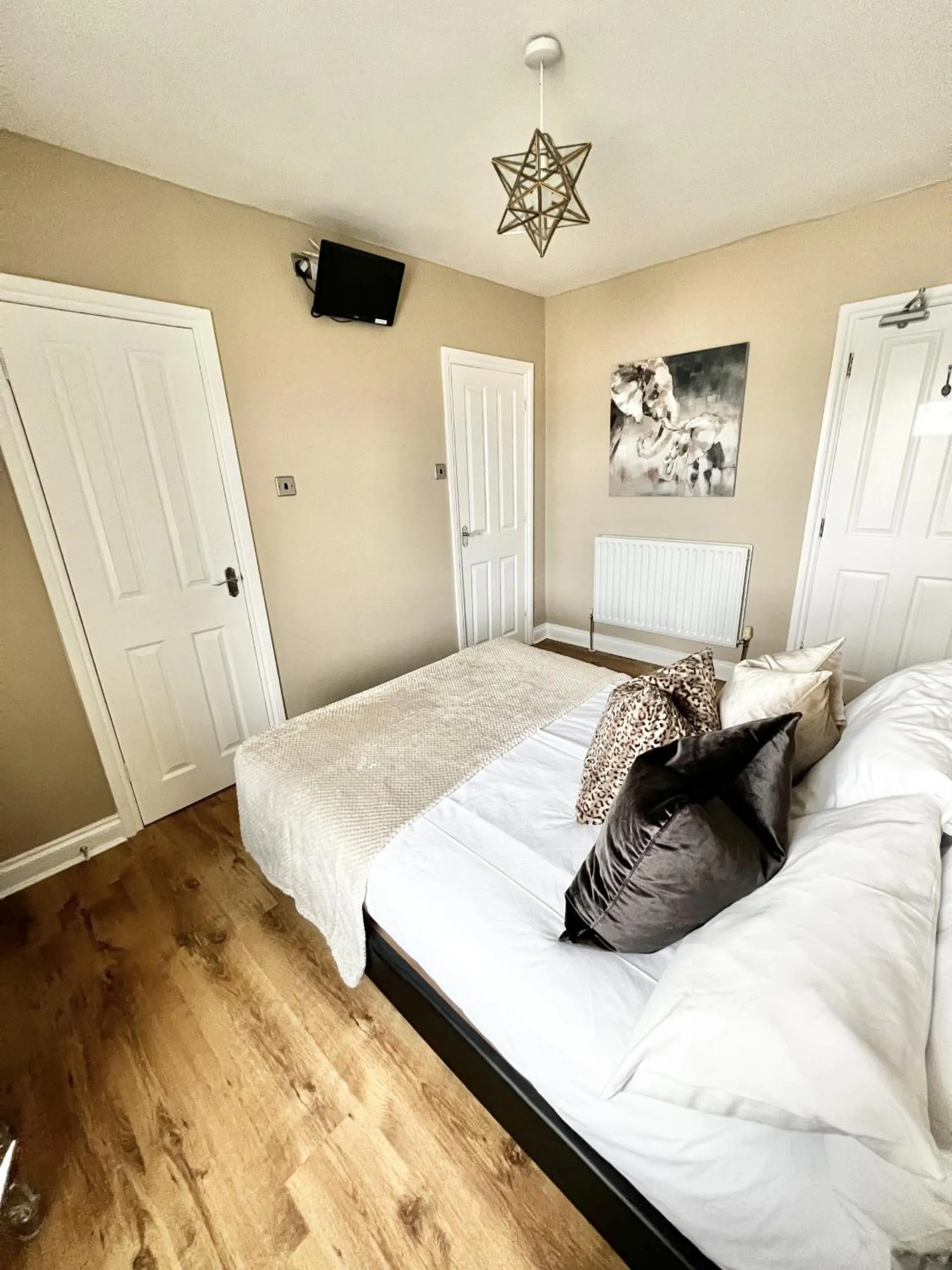 Bedroom, Bed in Devon House Guest House