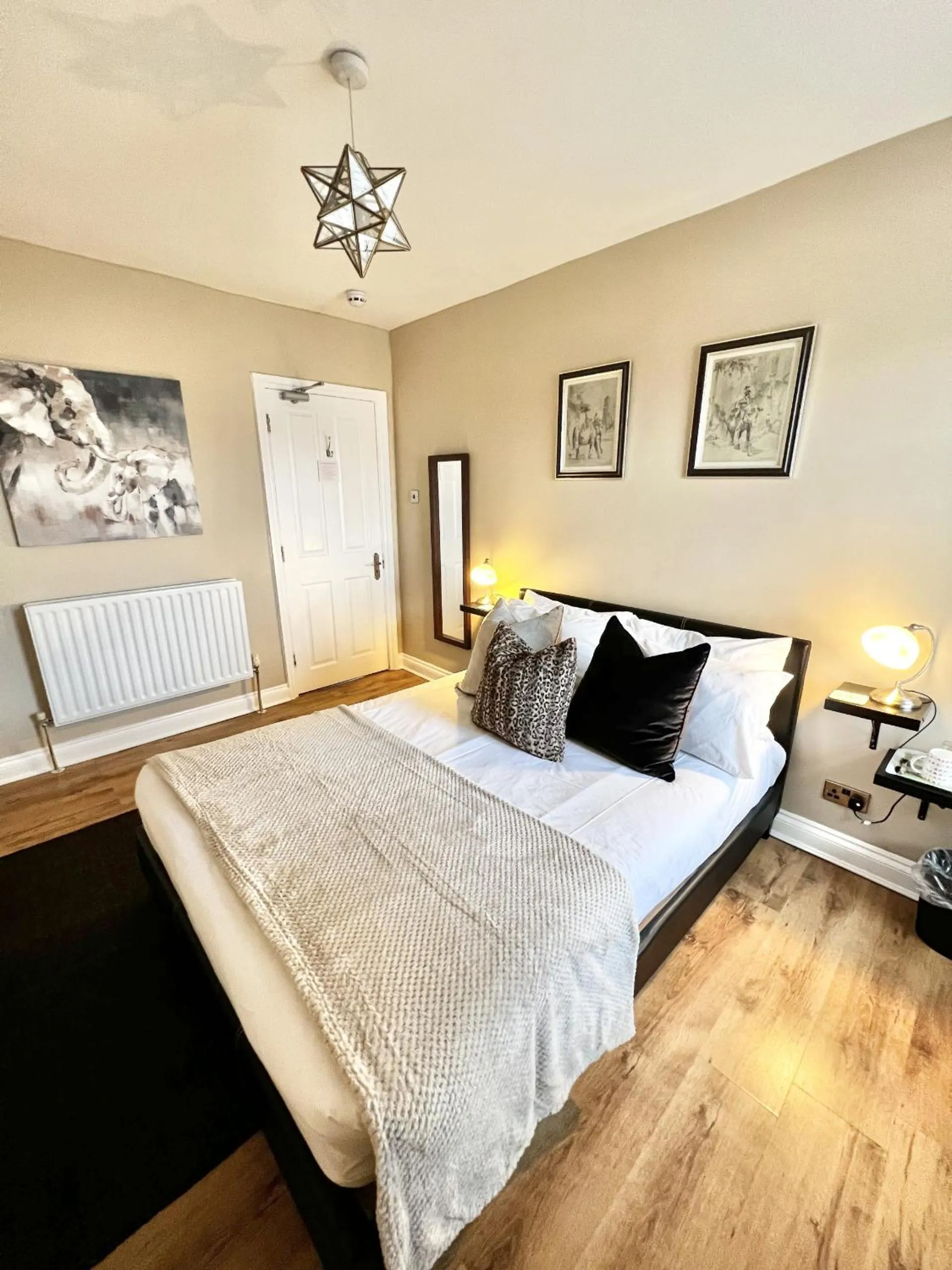 Bedroom, Bed in Devon House Guest House