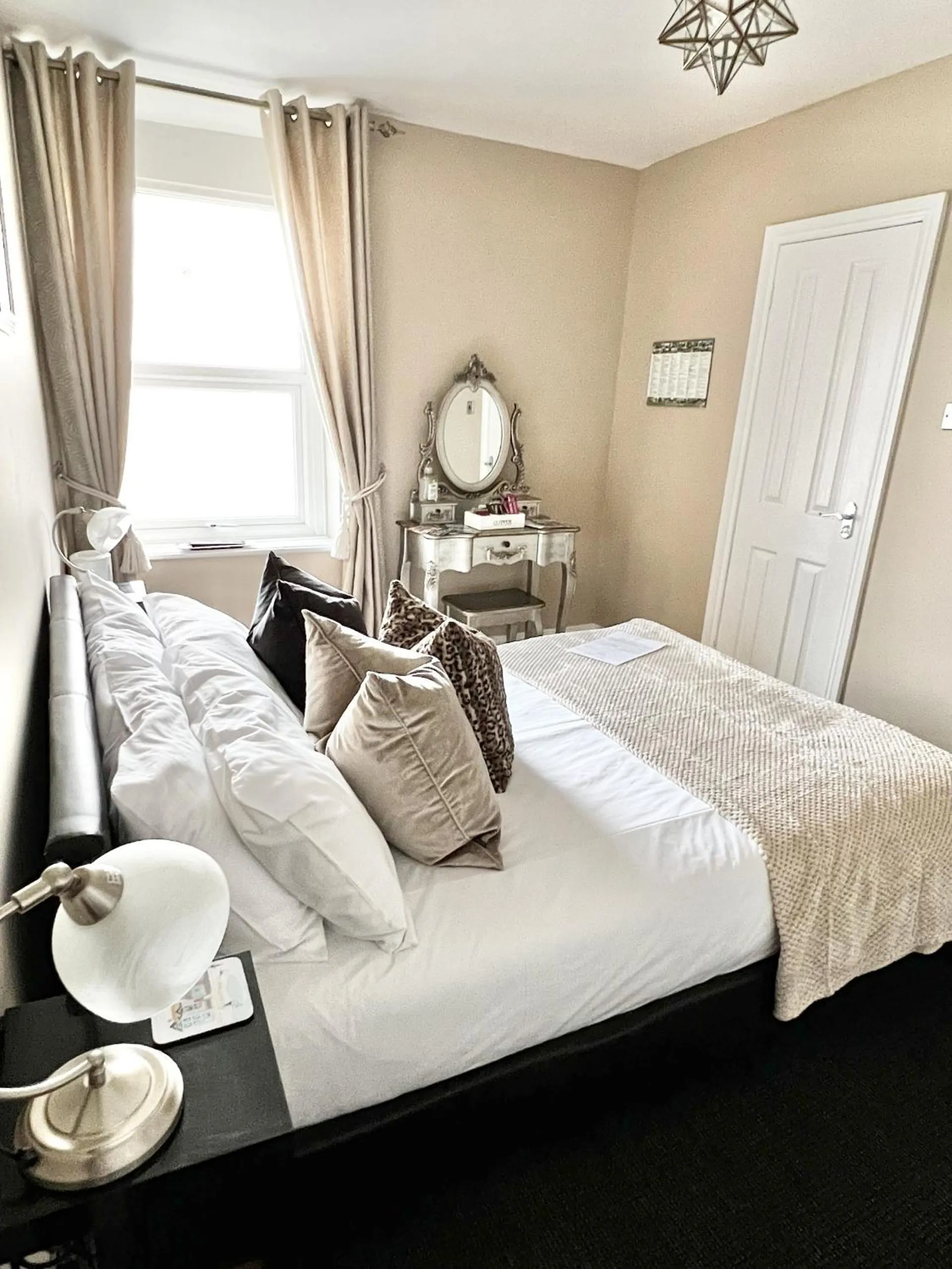 Bedroom, Bed in Devon House Guest House