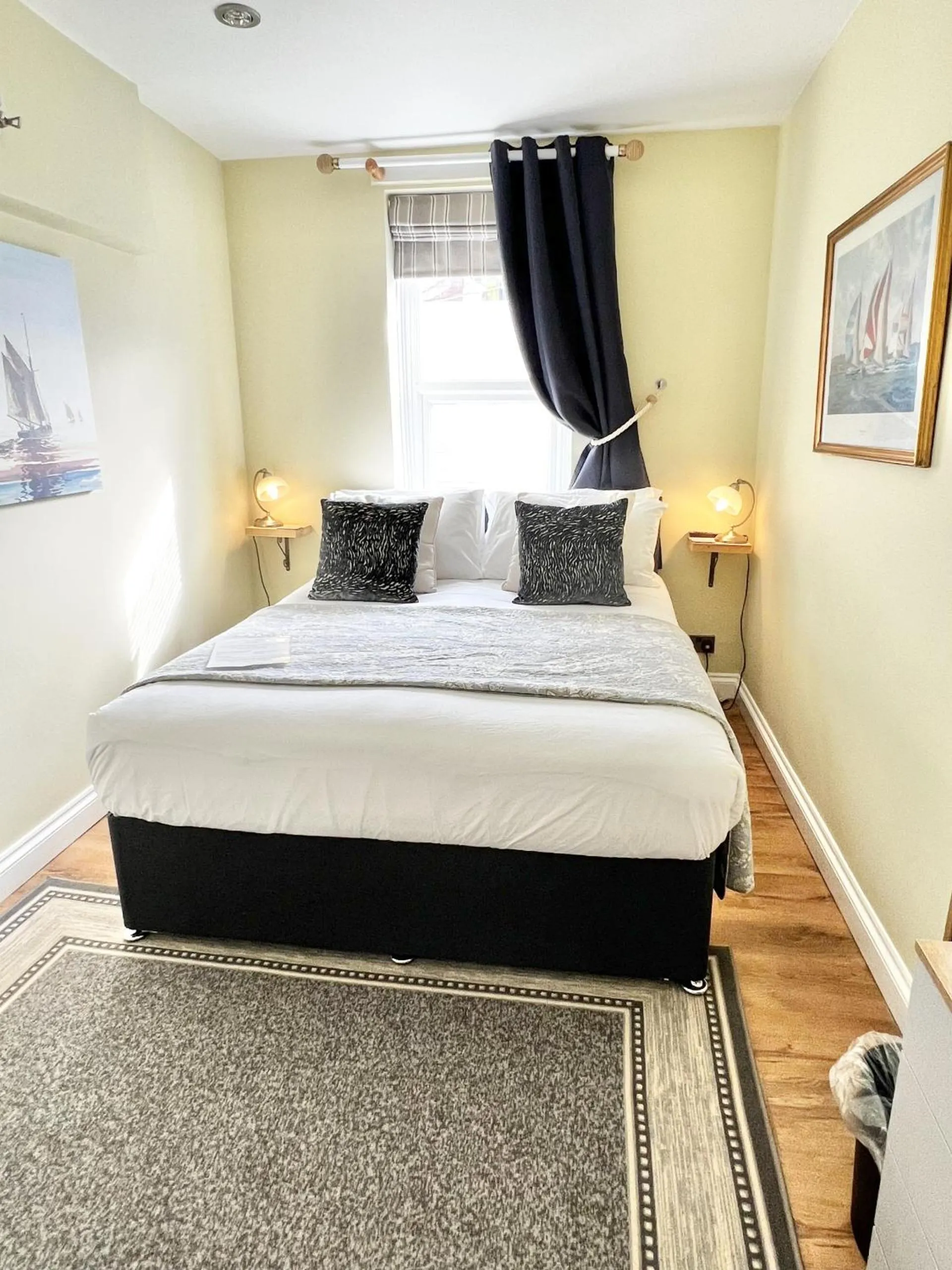 Bedroom, Bed in Devon House Guest House