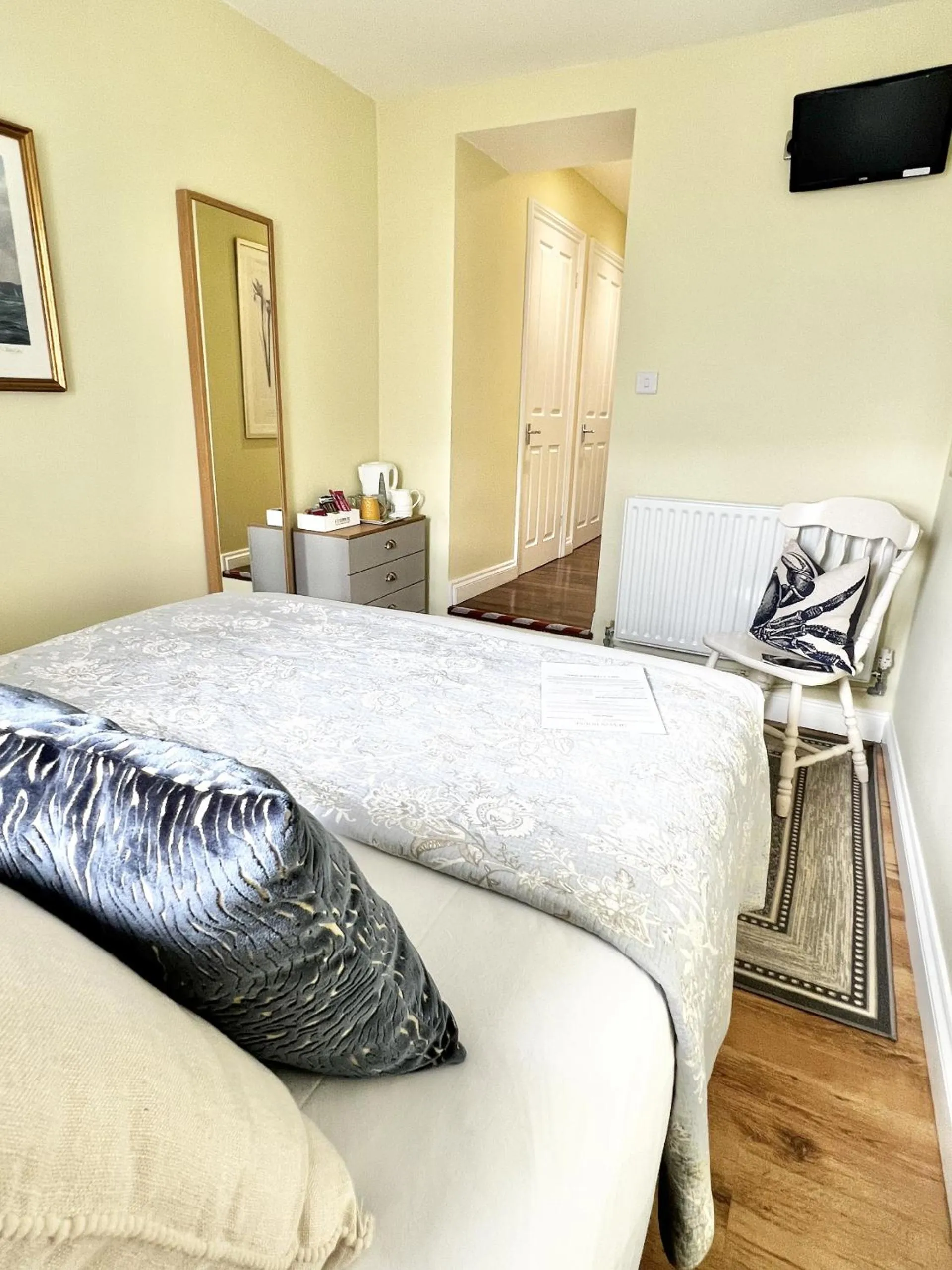 Bedroom, Bed in Devon House Guest House