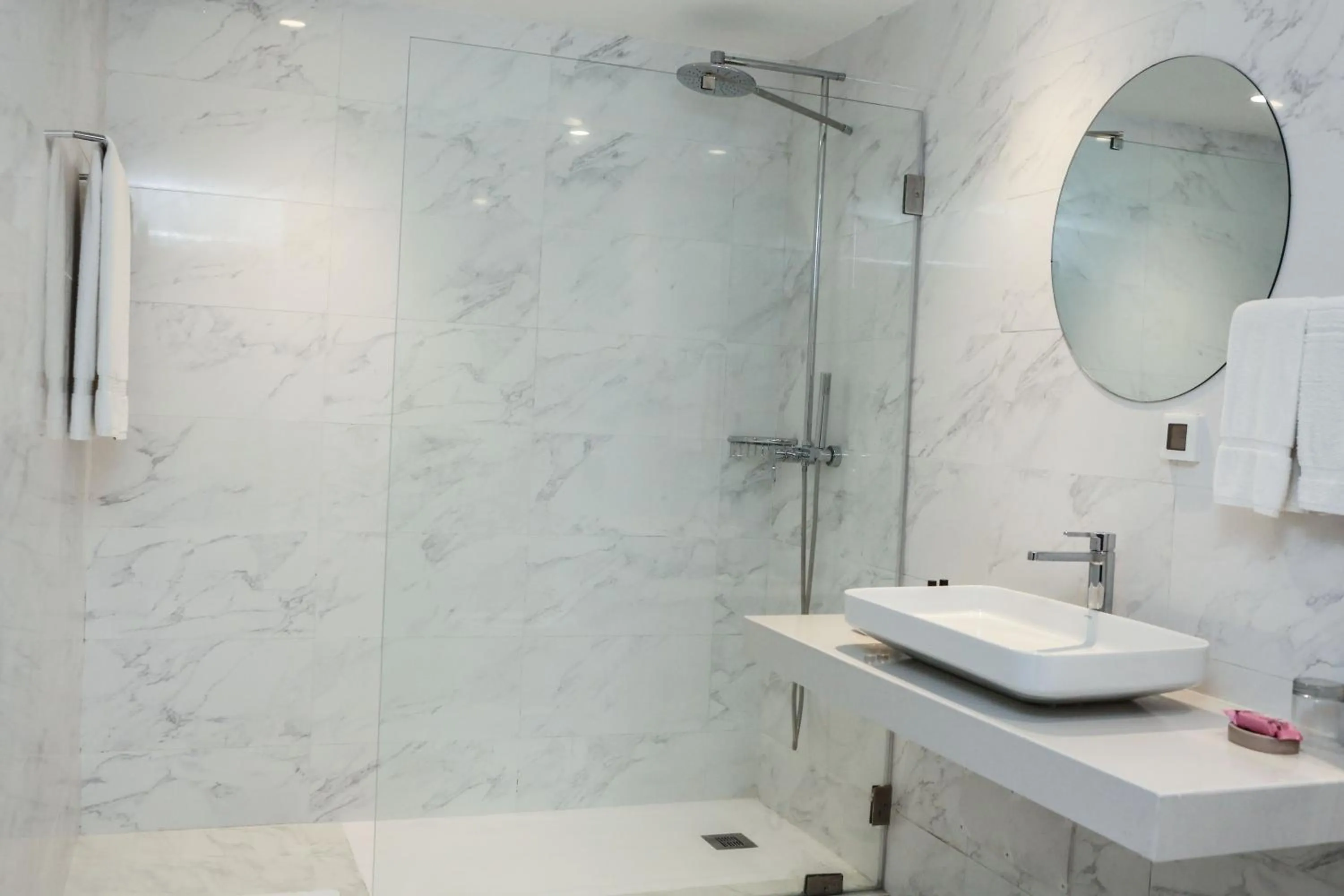 Shower in Hôtel Ivotel Abidjan