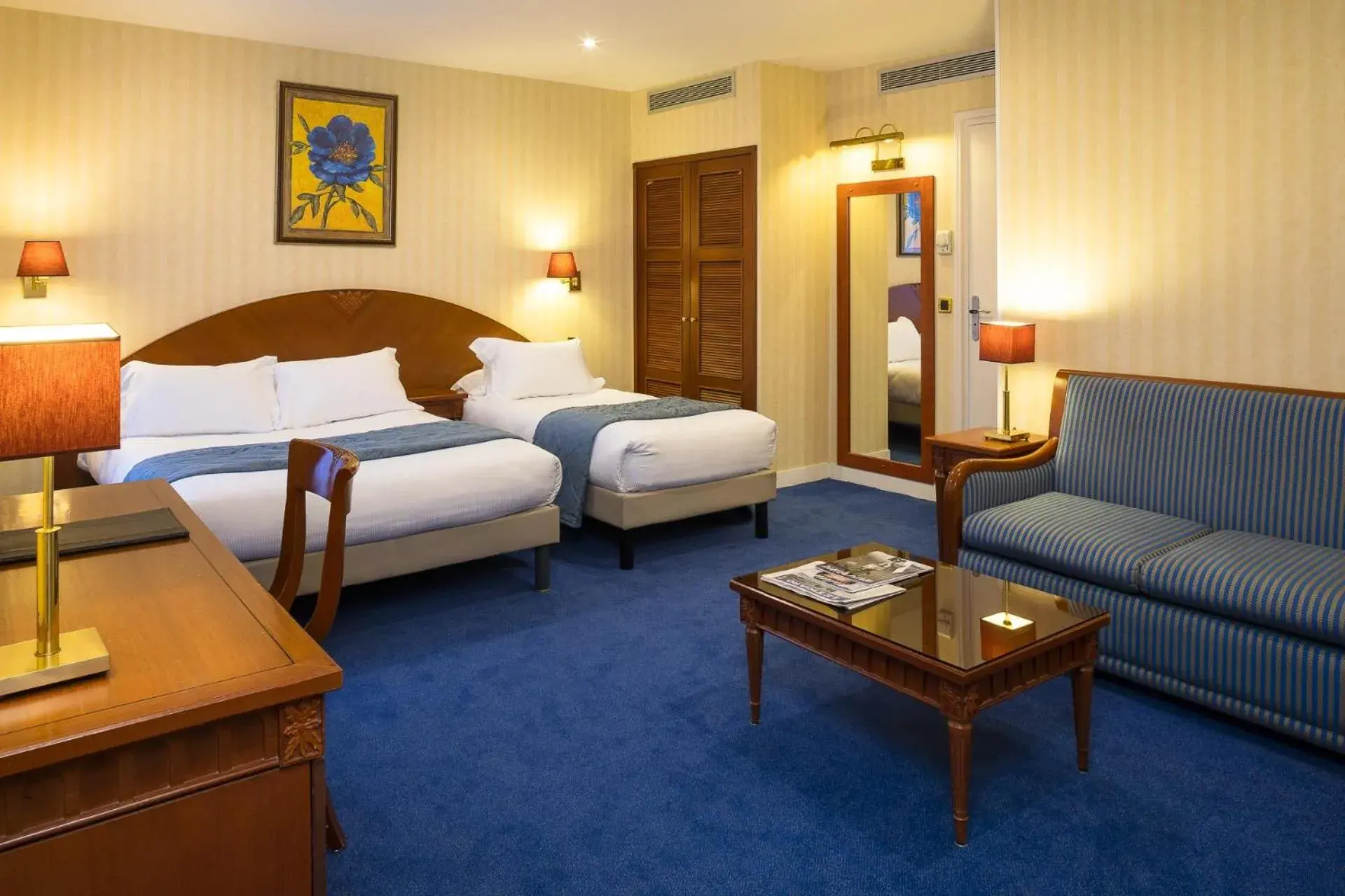 Triple Room in Hotel Imperial Paris Triple Room in Hotel Imperial Paris