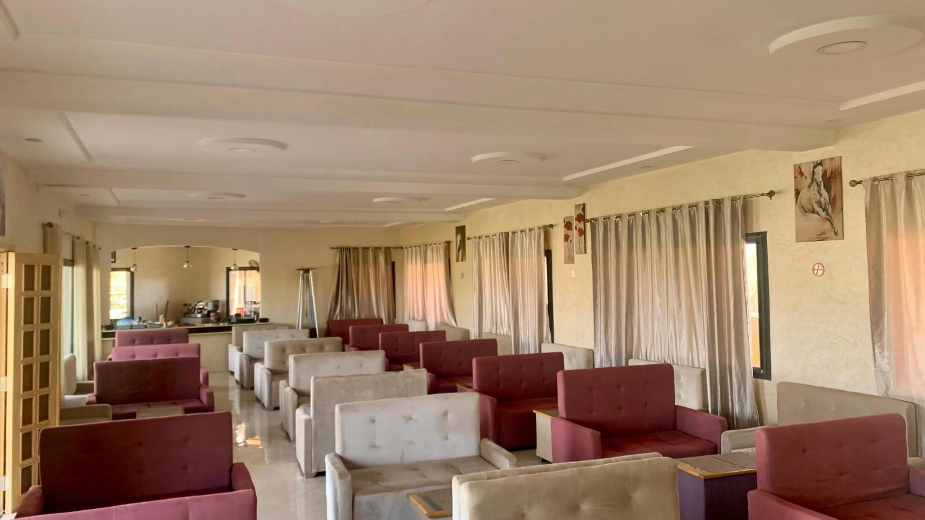 Restaurant/places to eat in Hotel Oasis Palace