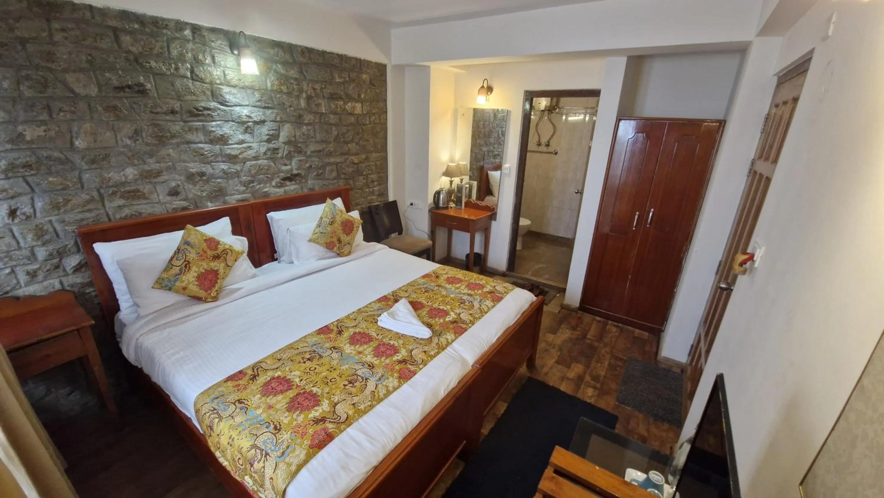 Bed in Muscatel Nirvana – At The Mall Road