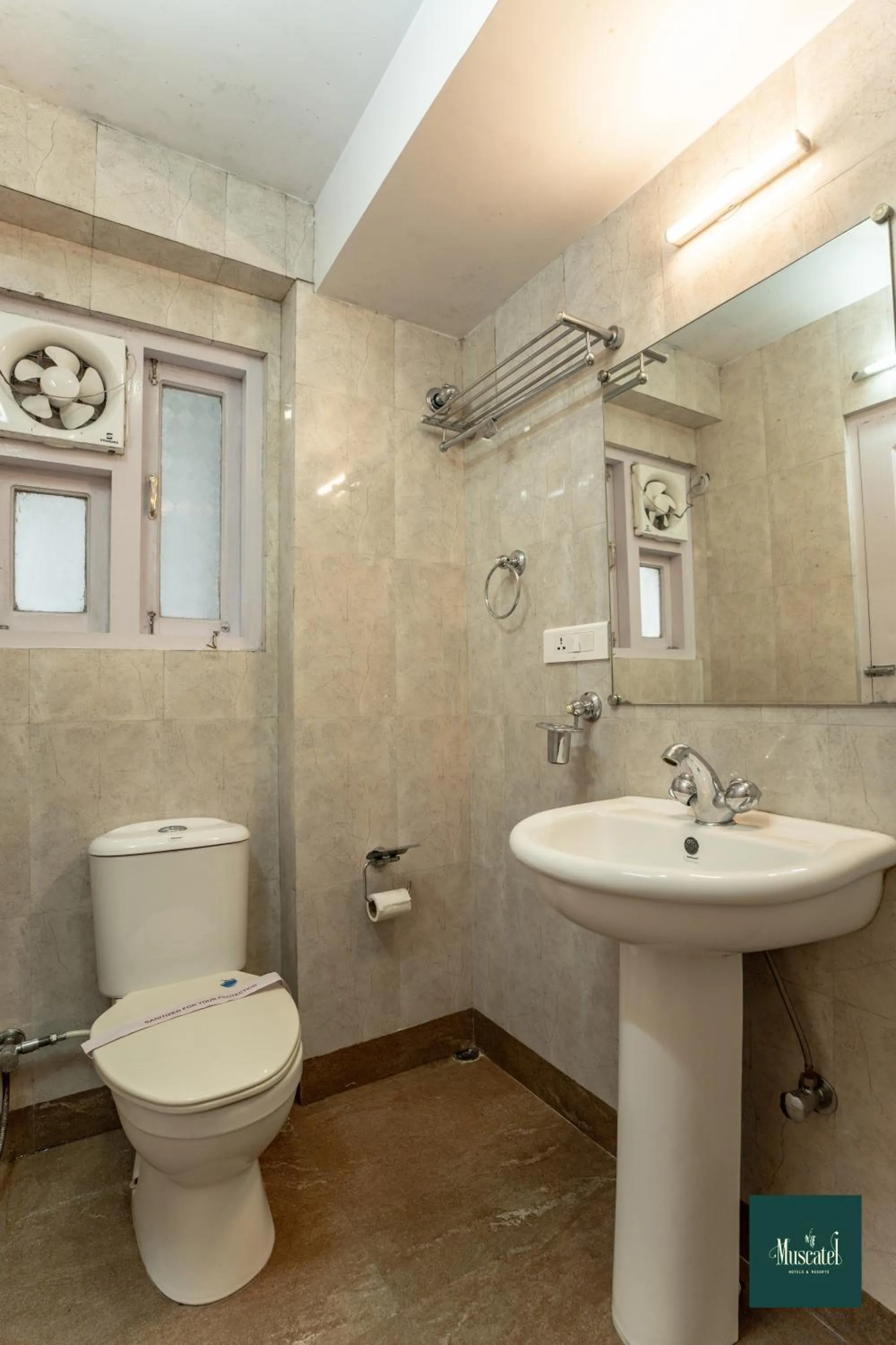 Bathroom in Muscatel Nirvana – At The Mall Road