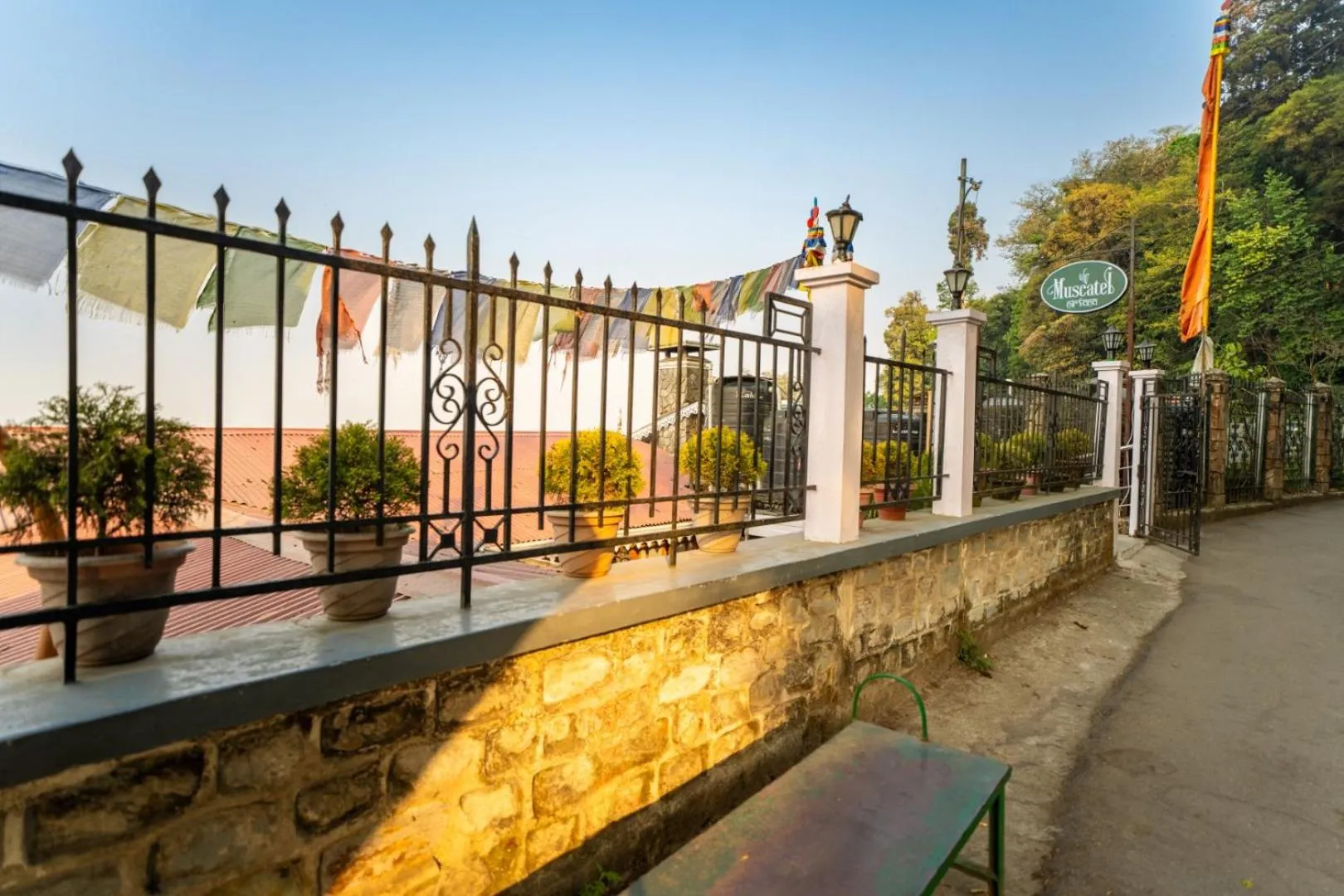 Facade/entrance in Muscatel Nirvana – At The Mall Road