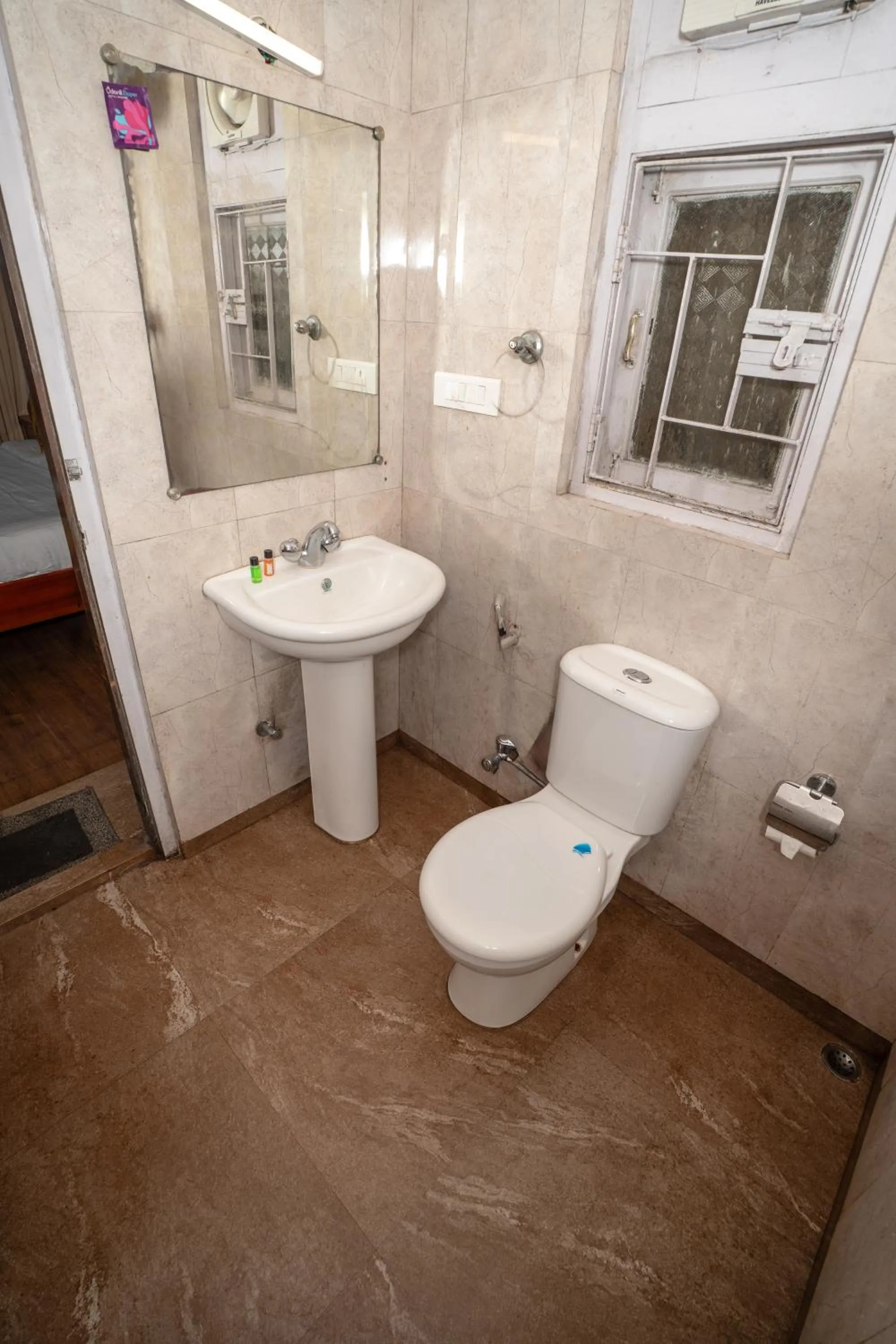 Toilet in Muscatel Nirvana – At The Mall Road