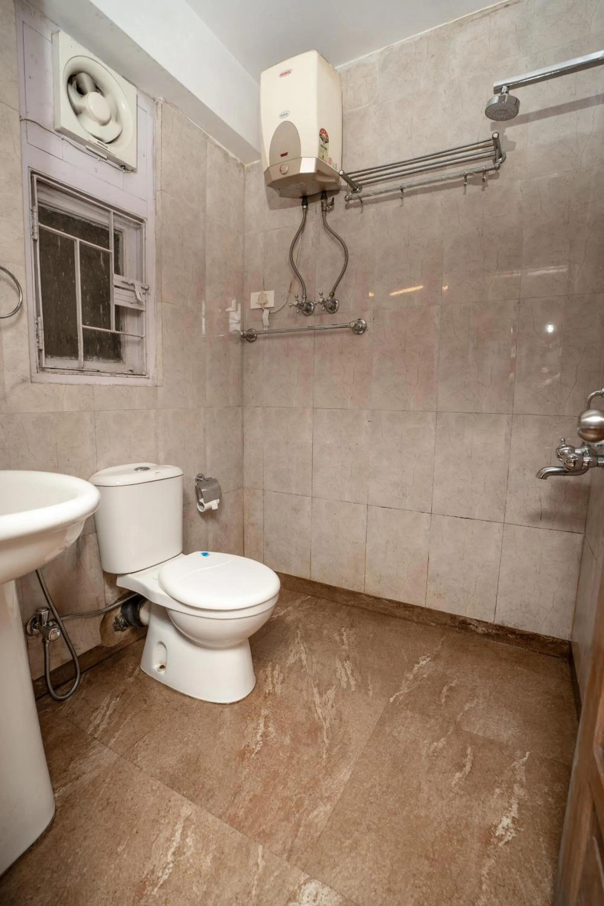 Toilet in Muscatel Nirvana – At The Mall Road