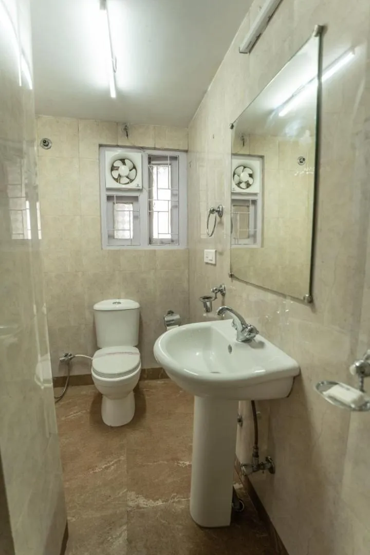 Bathroom in Muscatel Nirvana – At The Mall Road