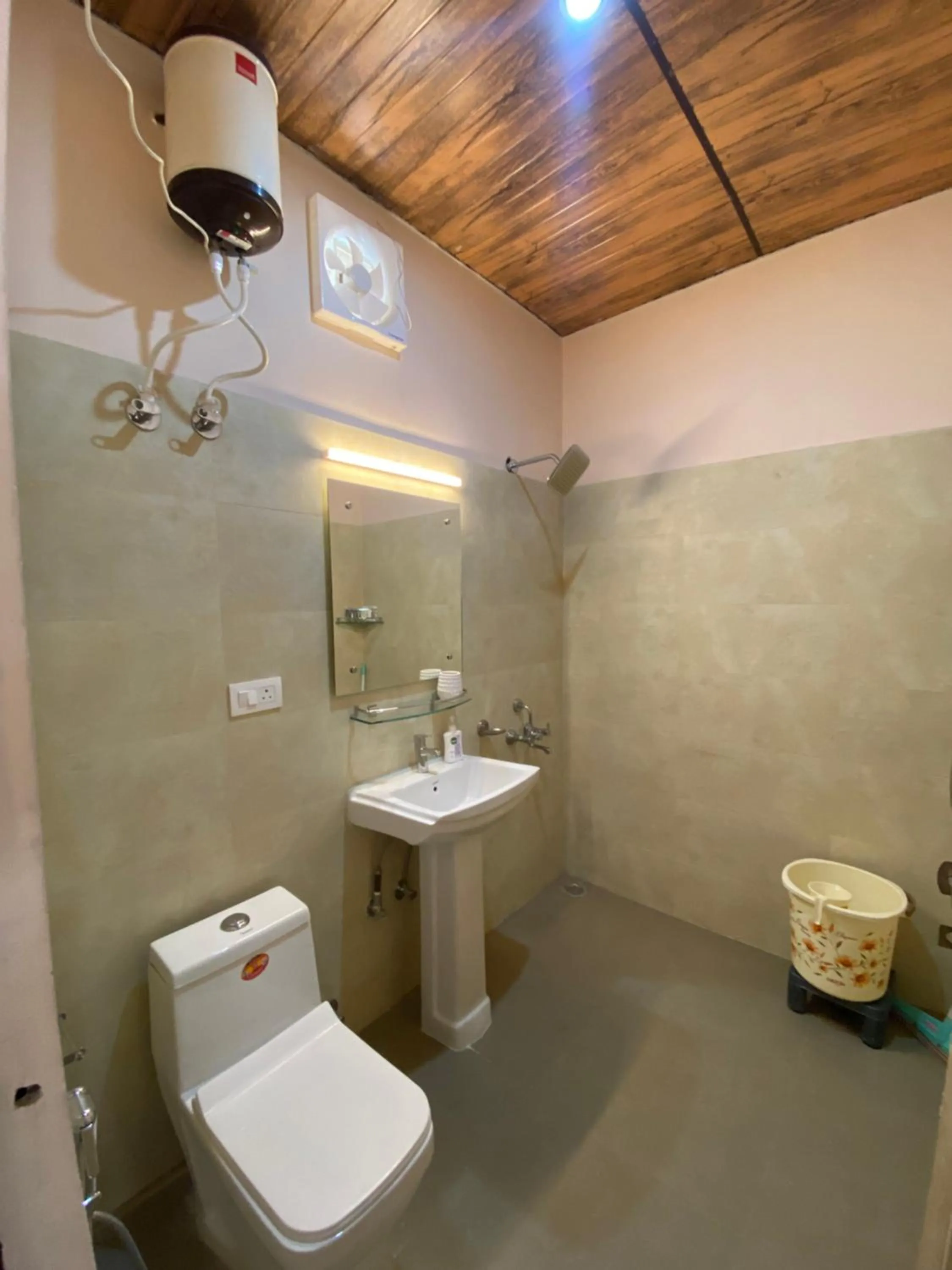 Shower in Bhagirathi Resort by Aikyam