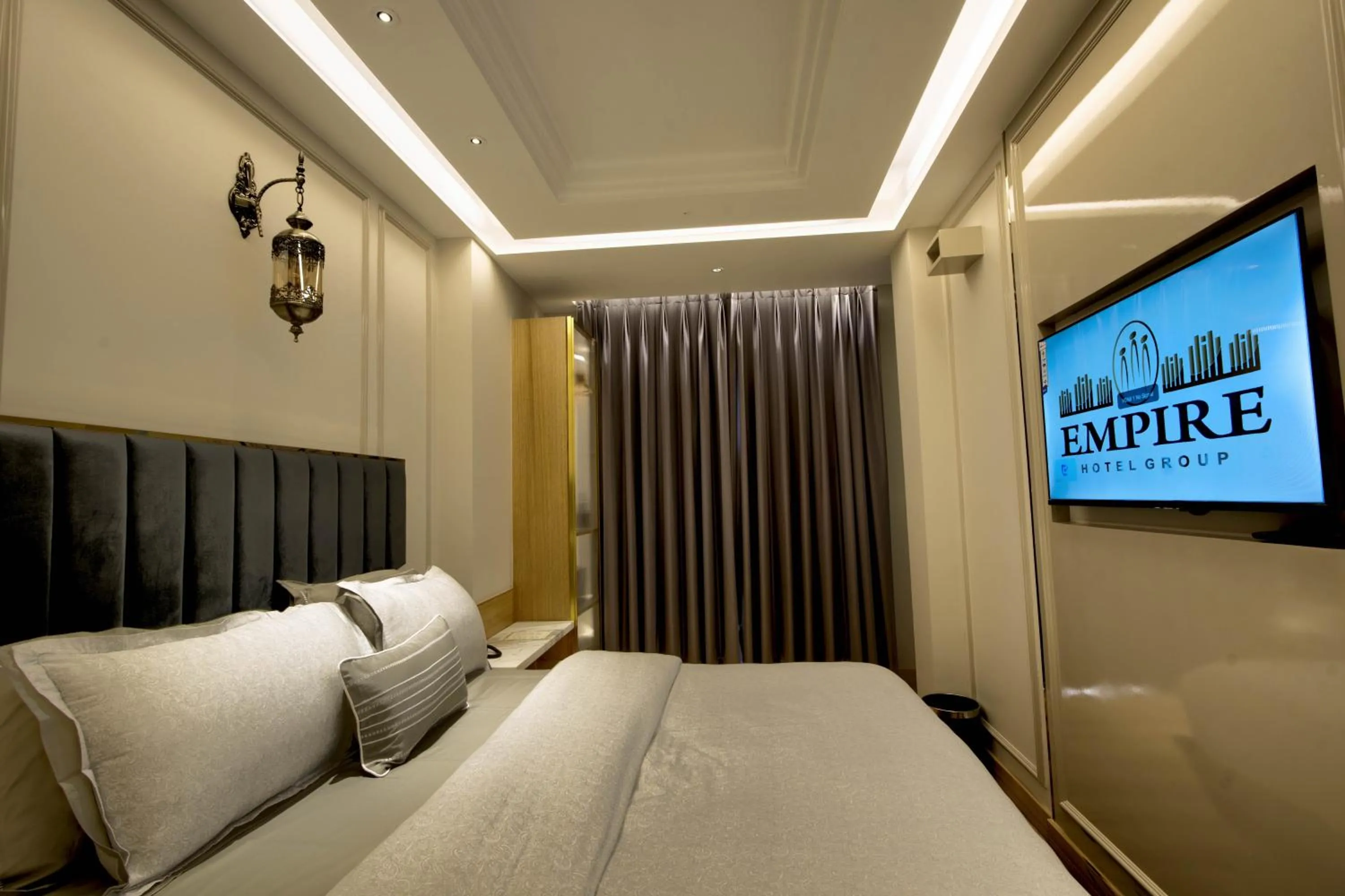 TV and multimedia, Bed in Empire Platinum Suites-Luxury Aparthotel Central Delhi