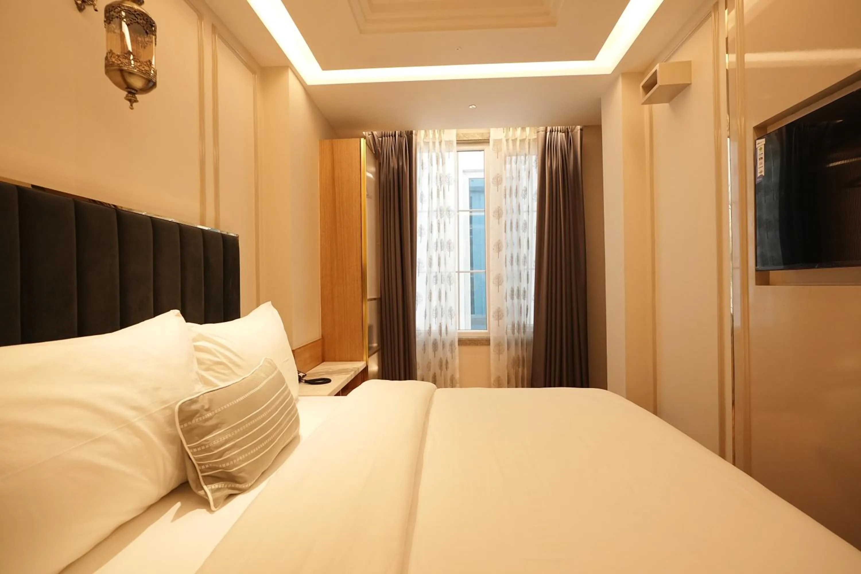 Photo of the whole room, Bed in Empire Platinum Suites-Luxury Aparthotel Central Delhi