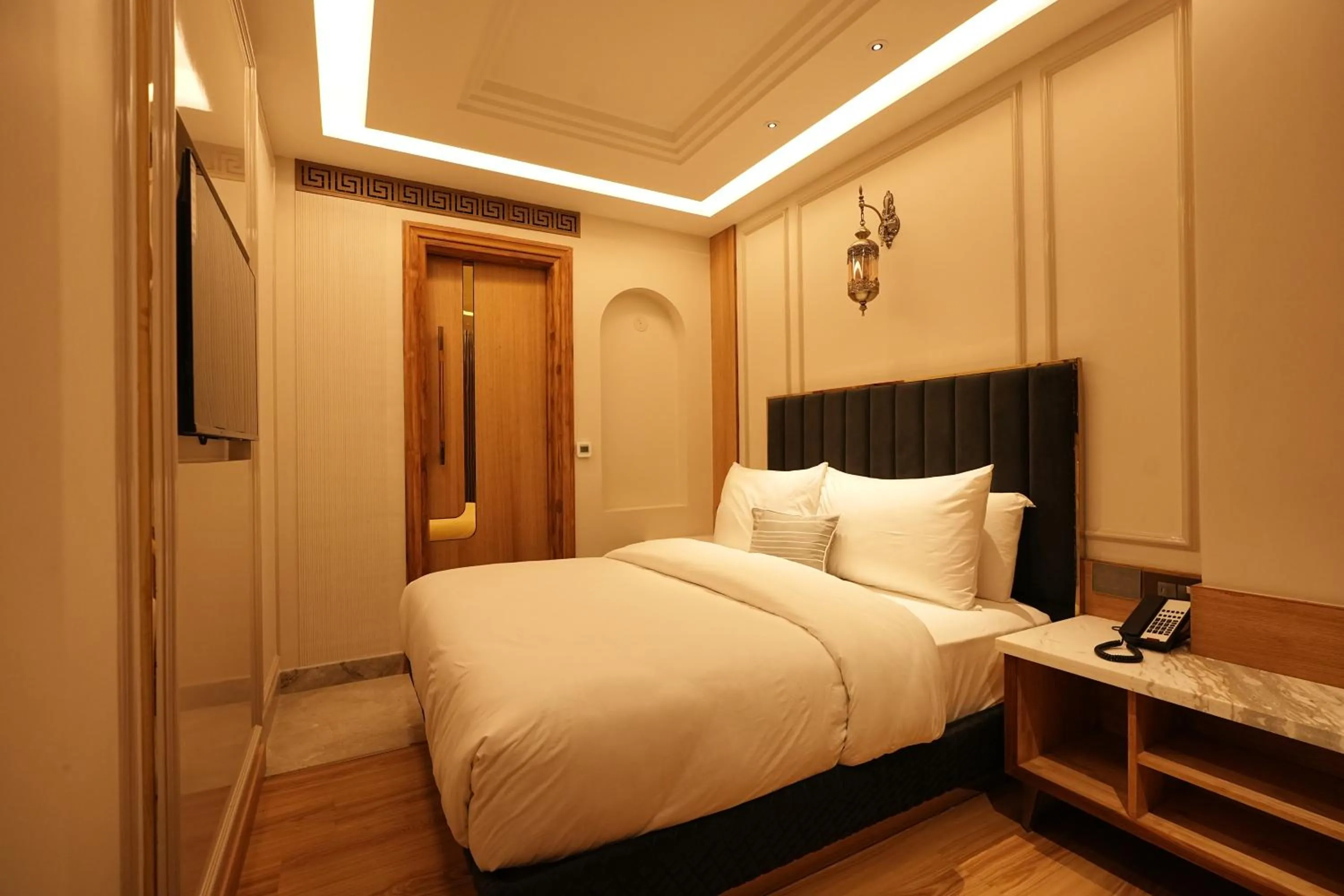 Bed in Empire Platinum Suites-Luxury Aparthotel Central Delhi