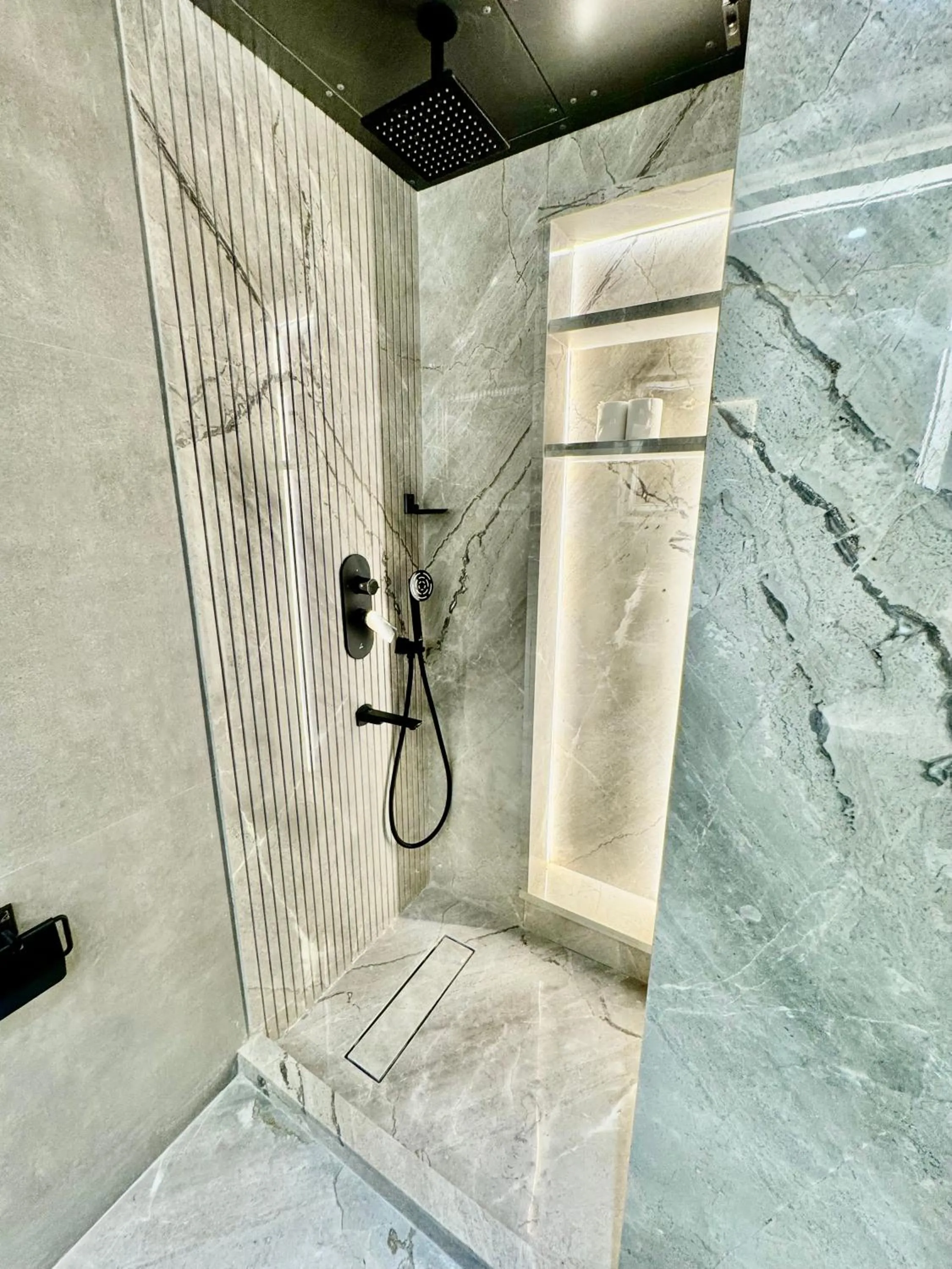 Shower in Empire Platinum Suites-Luxury Aparthotel Central Delhi