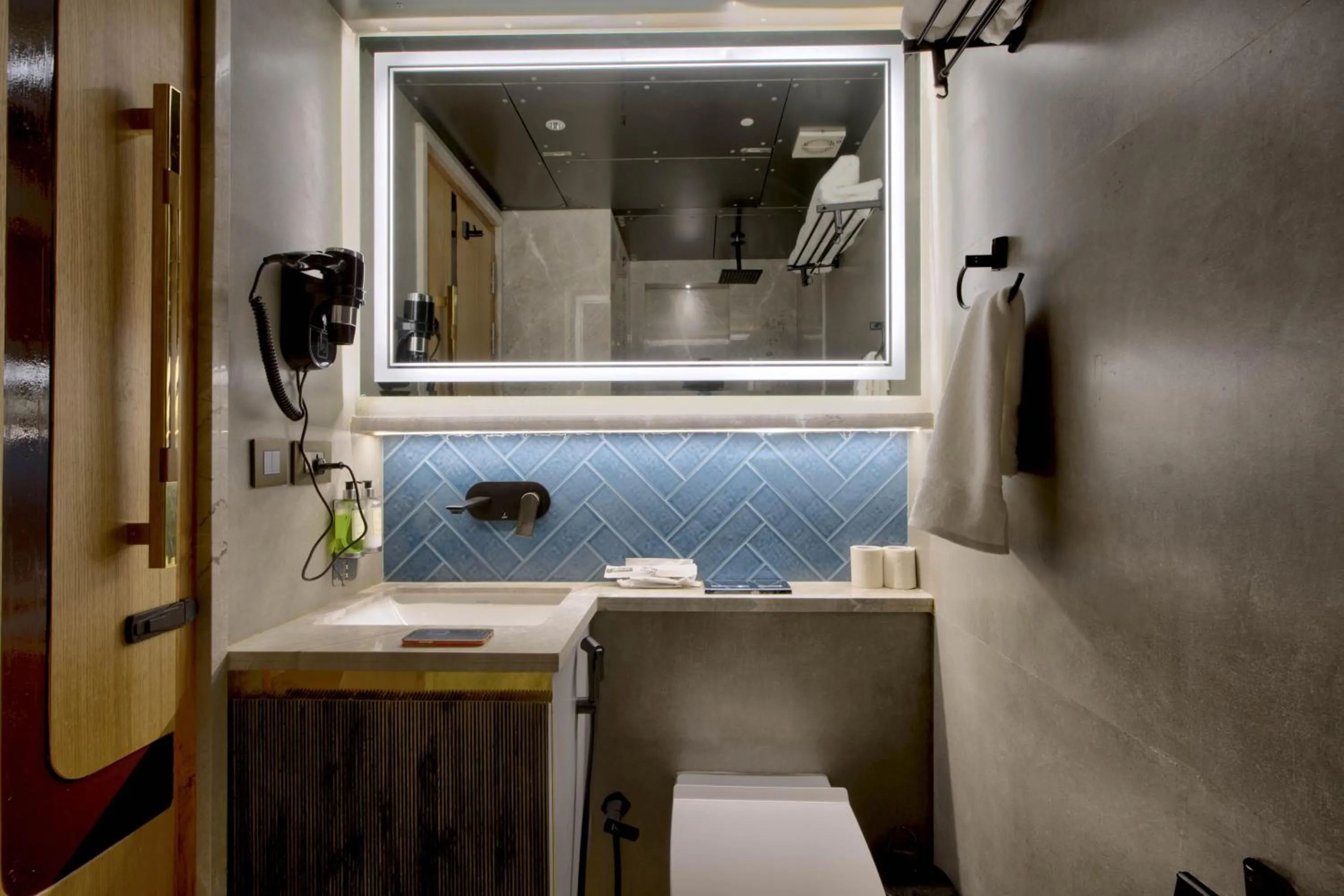 Bathroom in Empire Platinum Suites-Luxury Aparthotel Central Delhi