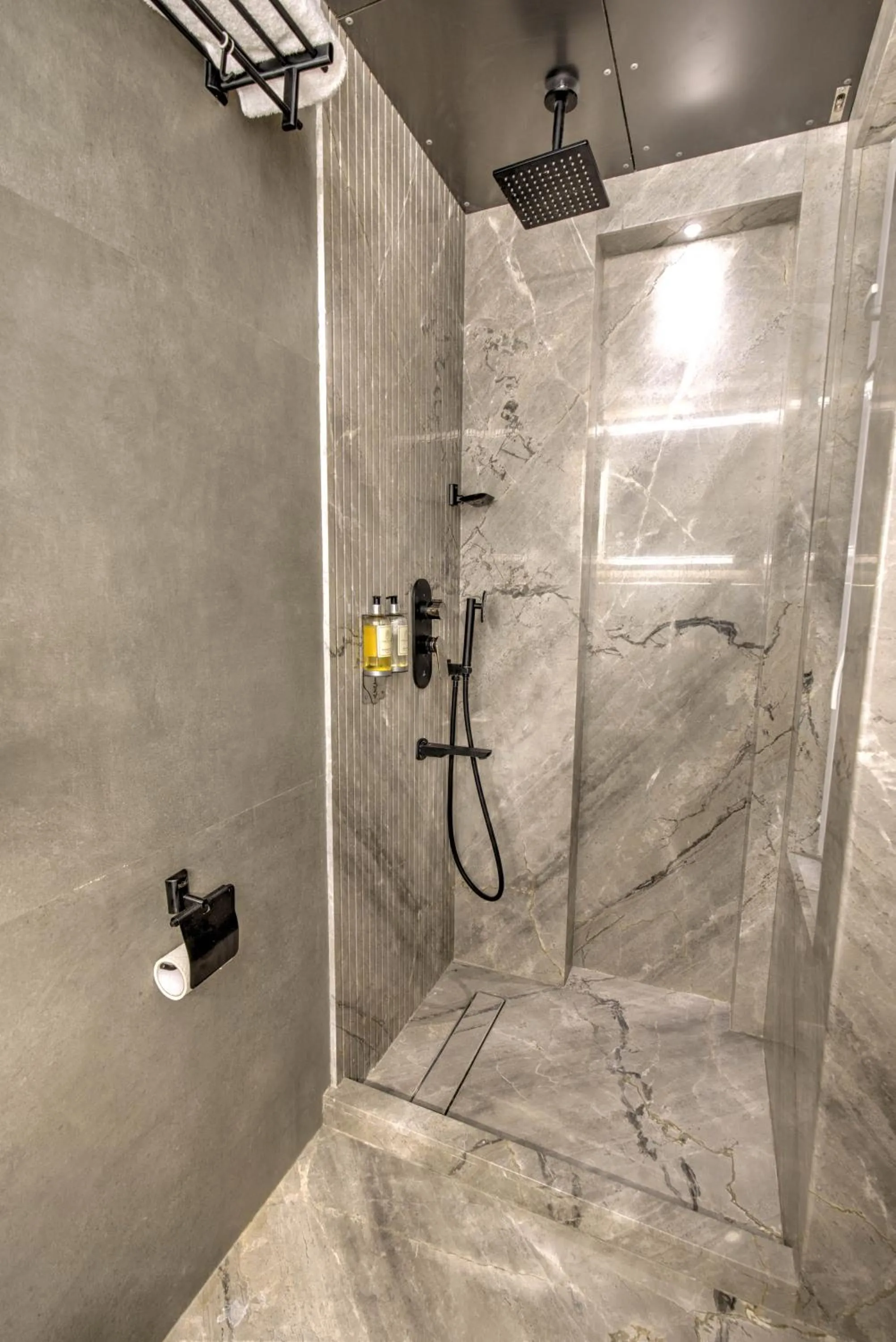 Bathroom in Empire Platinum Suites-Luxury Aparthotel Central Delhi
