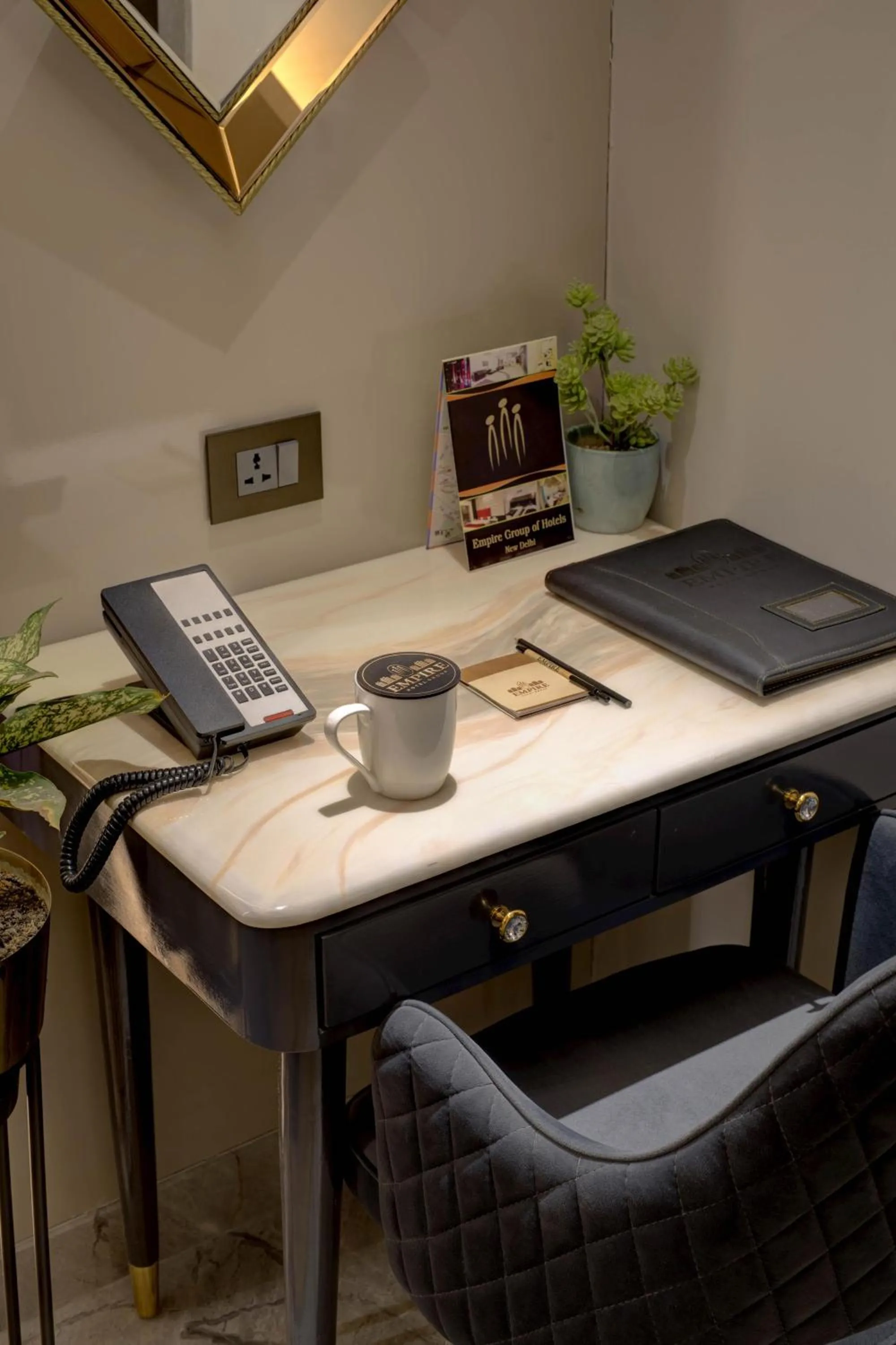 VIP in Empire Platinum Suites-Luxury Aparthotel Central Delhi