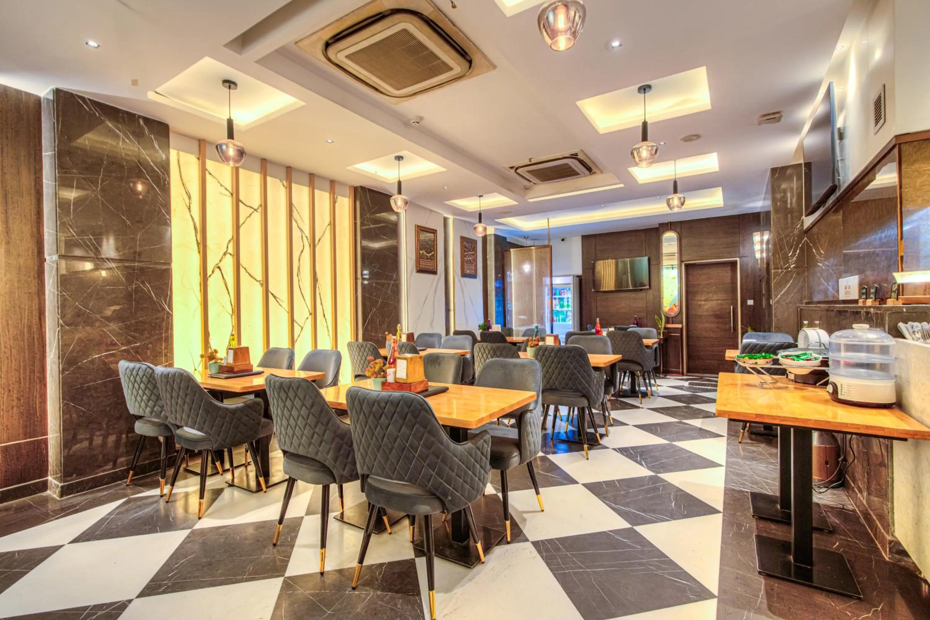 Restaurant/places to eat in Empire Platinum Suites-Luxury Aparthotel Central Delhi