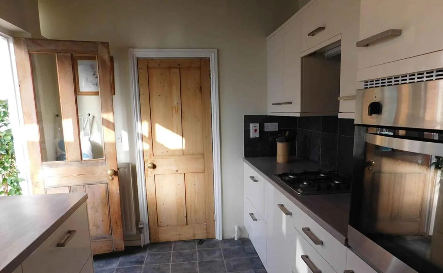 Contactors House 4-BR 6-beds & Parking for 3 Vans
