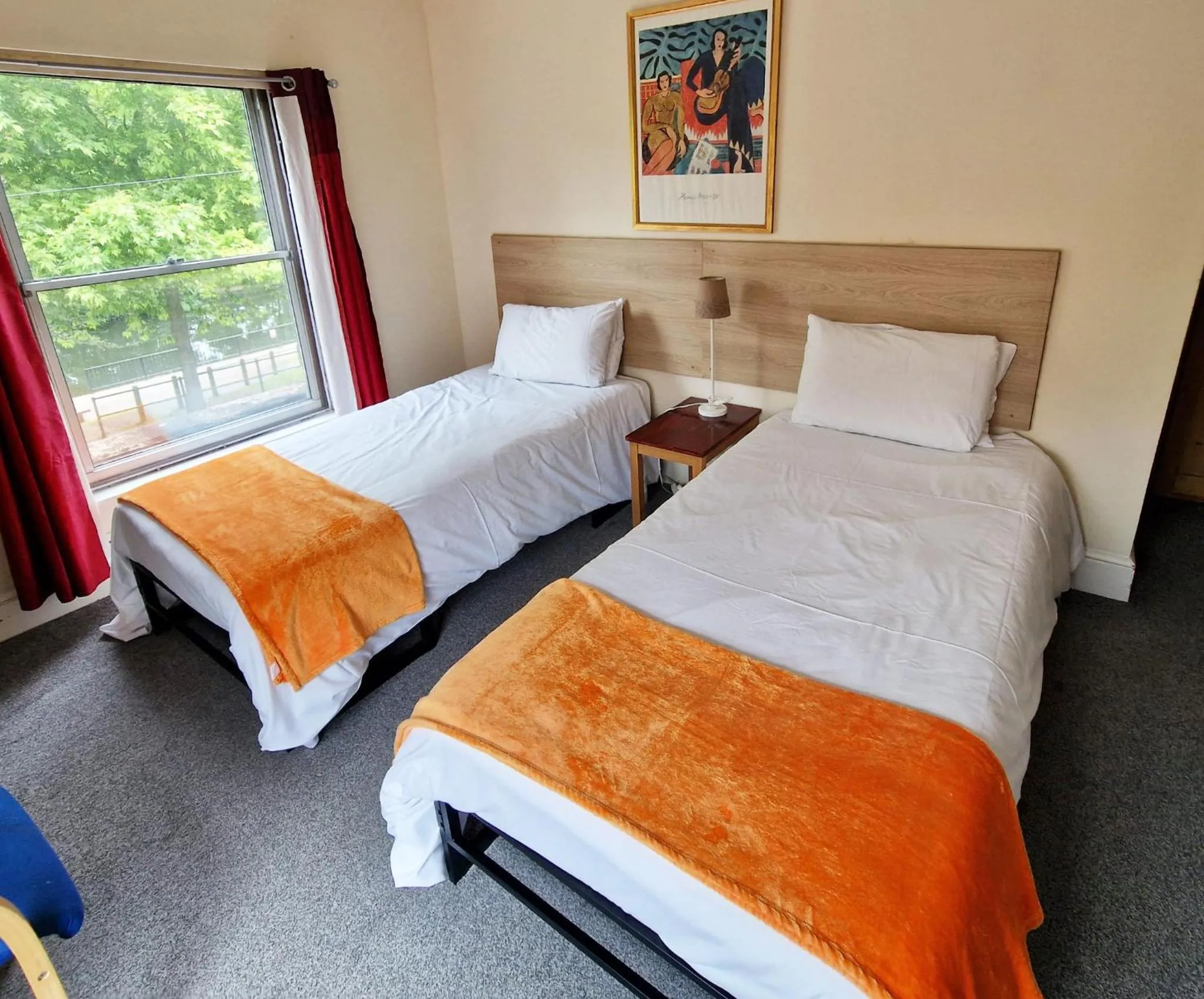 Contactors House 4-BR 6-beds & Parking for 3 Vans