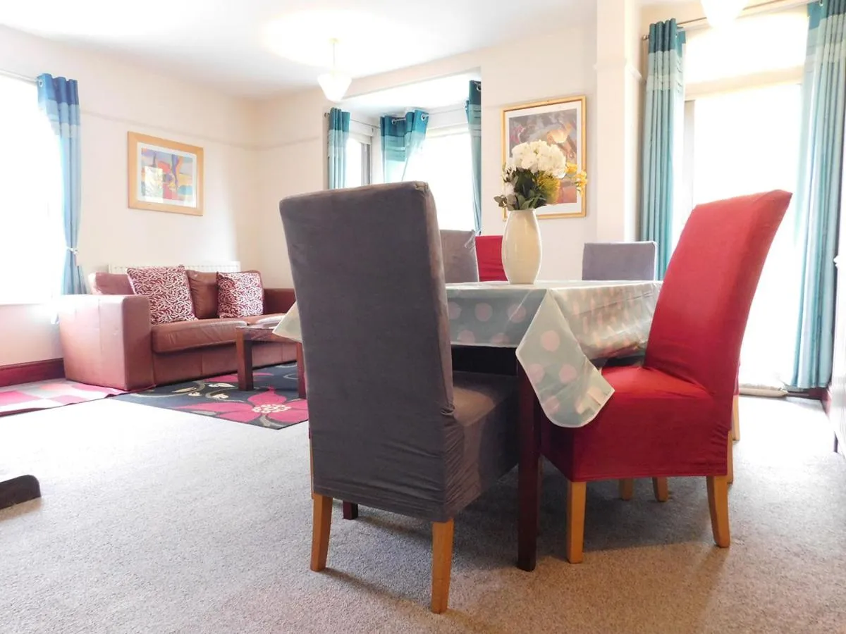 Contactors House 4-BR 6-beds & Parking for 3 Vans
