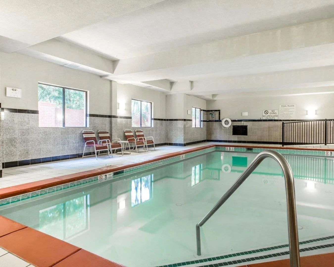 Swimming pool in Comfort Suites Morrow- Atlanta South