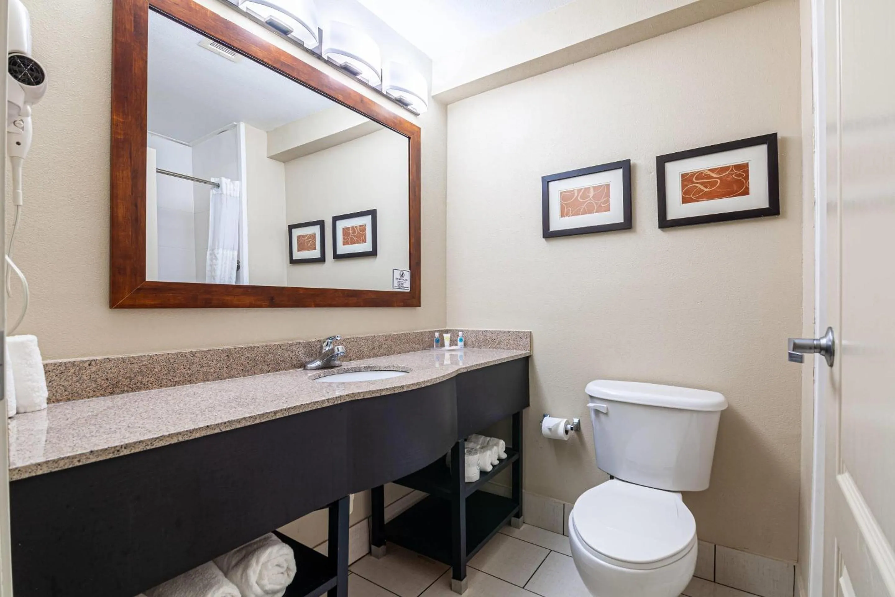 Bedroom in Comfort Suites Morrow- Atlanta South