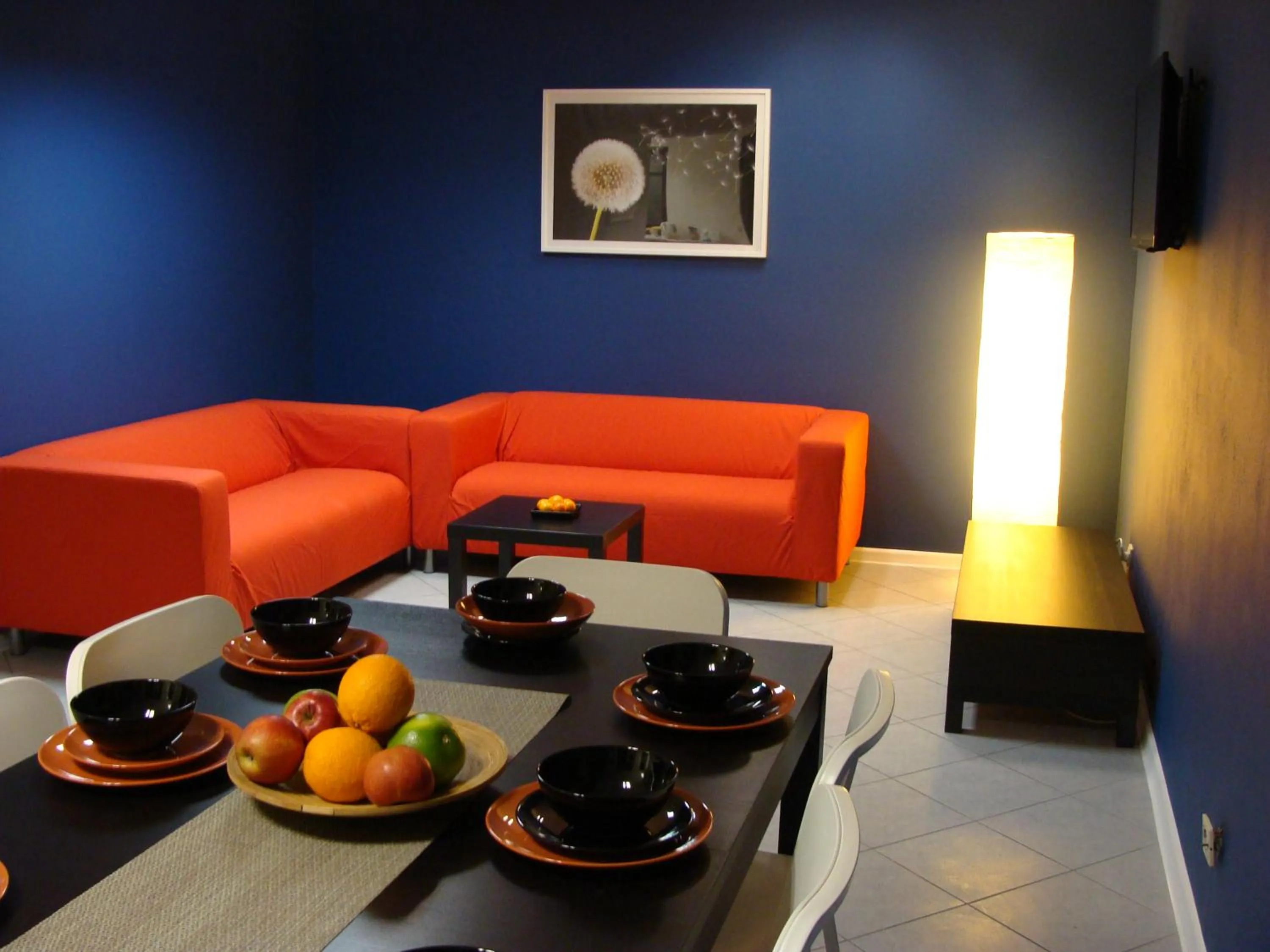 Communal lounge/ TV room in Hello Hostel & Apartments