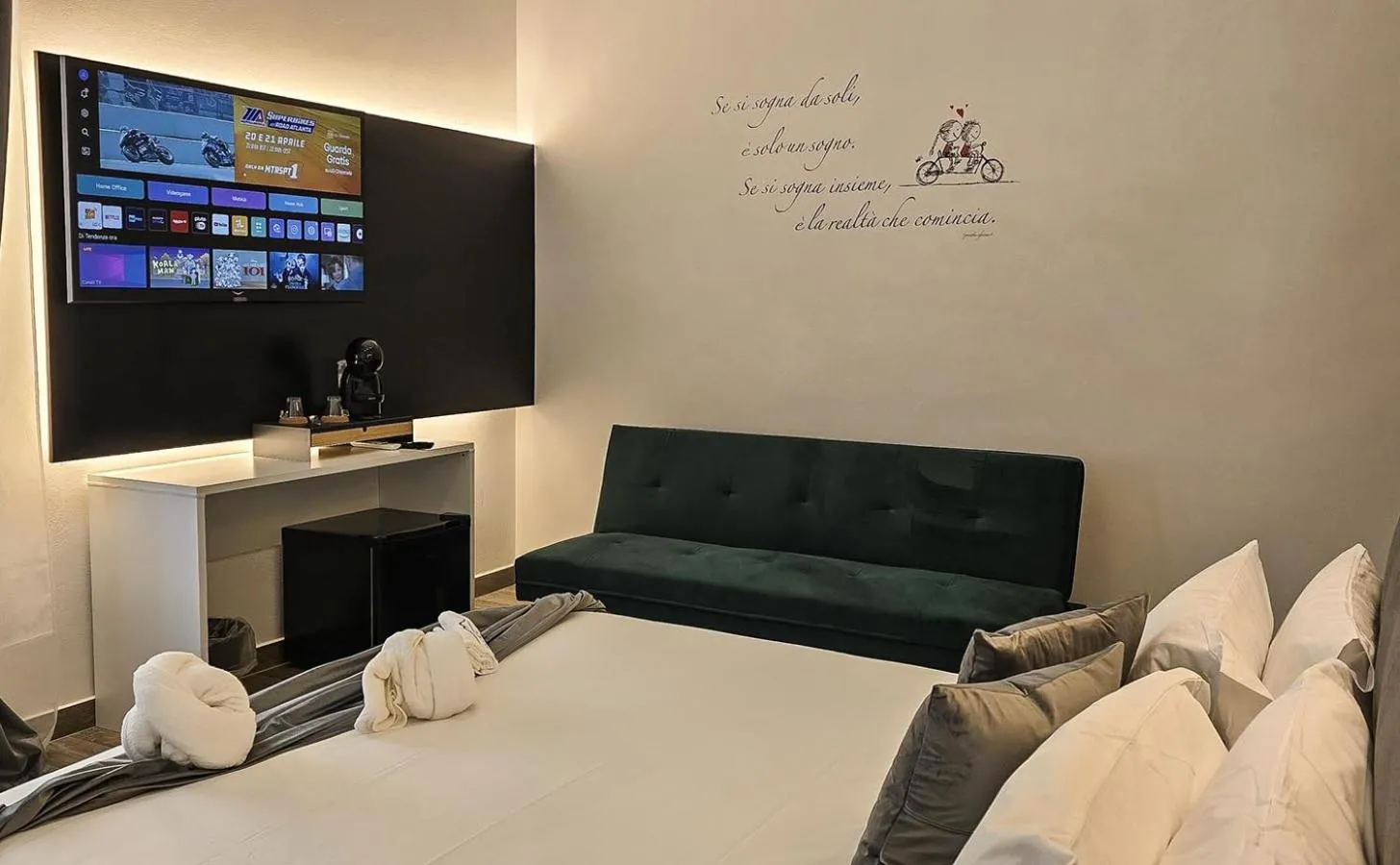 Bed in Neapoli-In