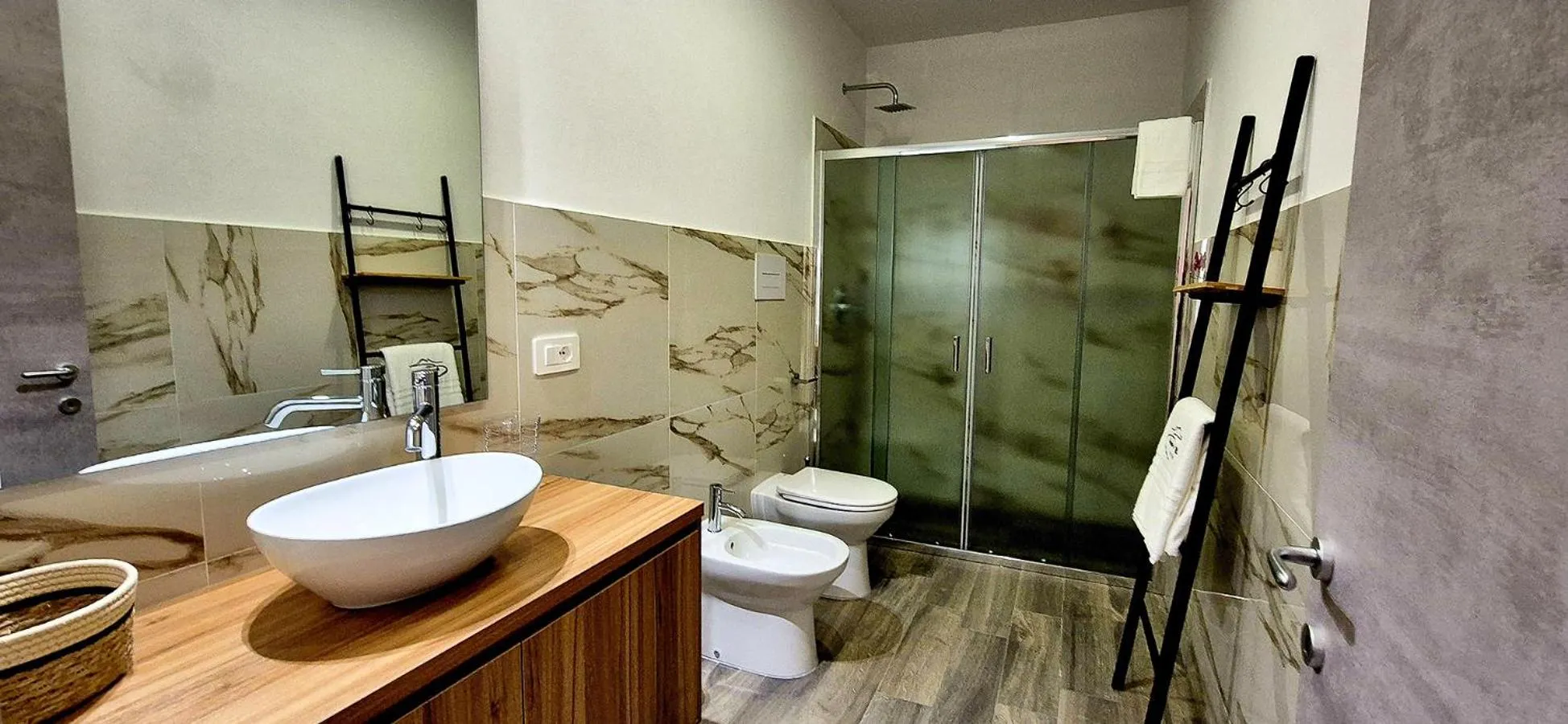 Shower in Neapoli-In