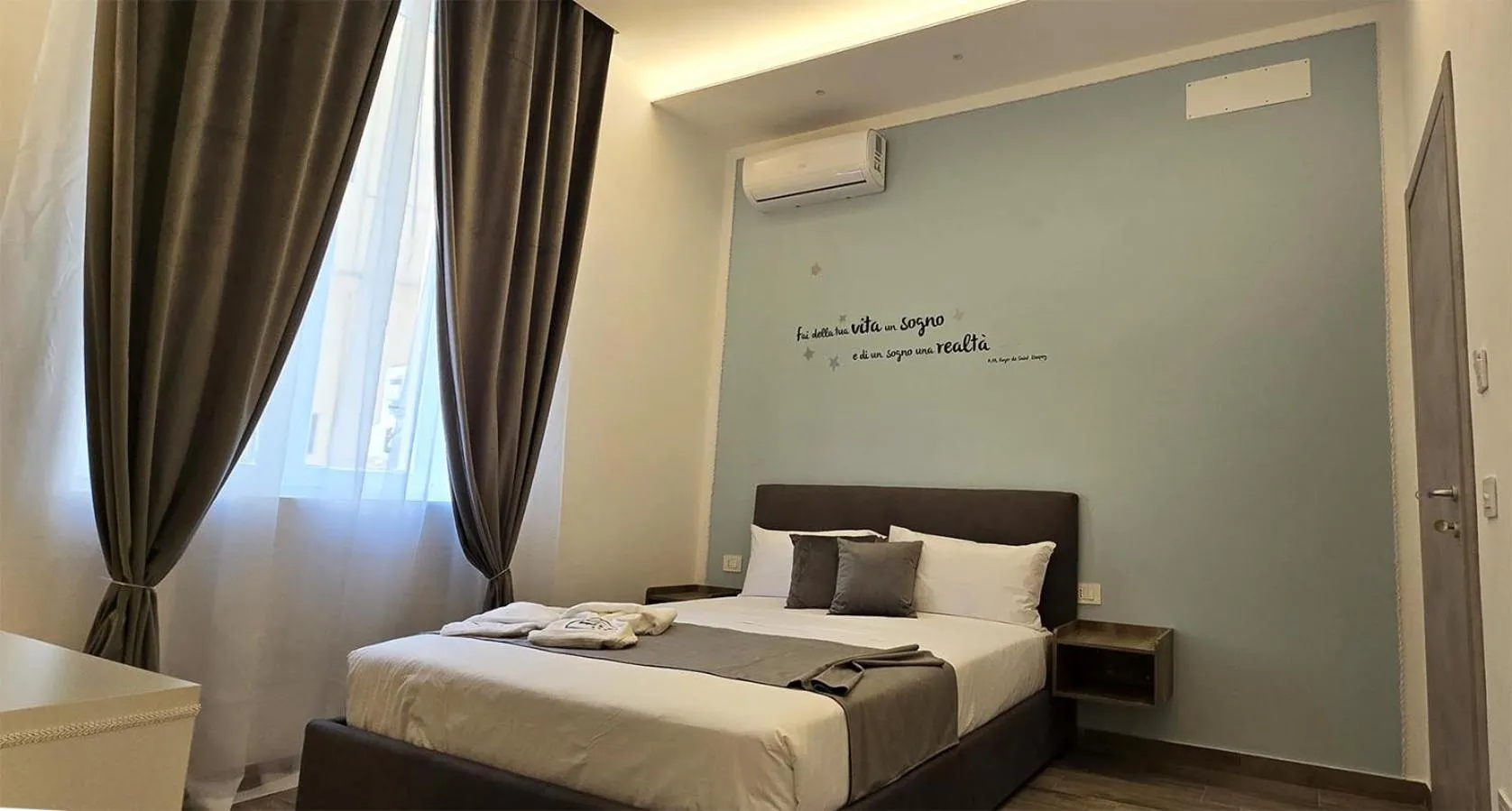Bed in Neapoli-In