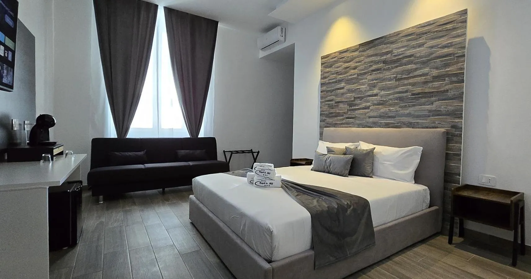 Bed in Neapoli-In