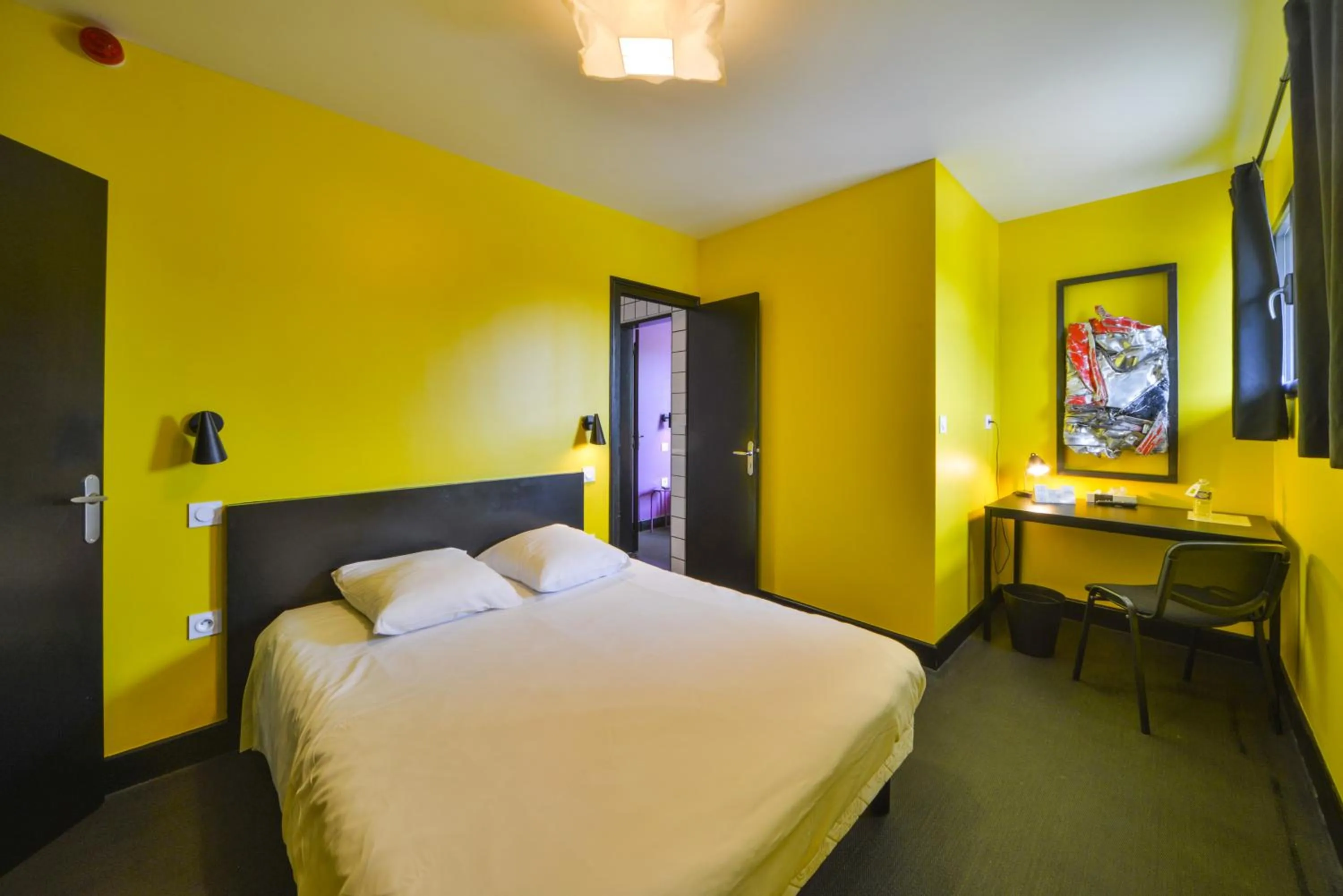 Bed in Logis - Hotel Restaurant La Mire