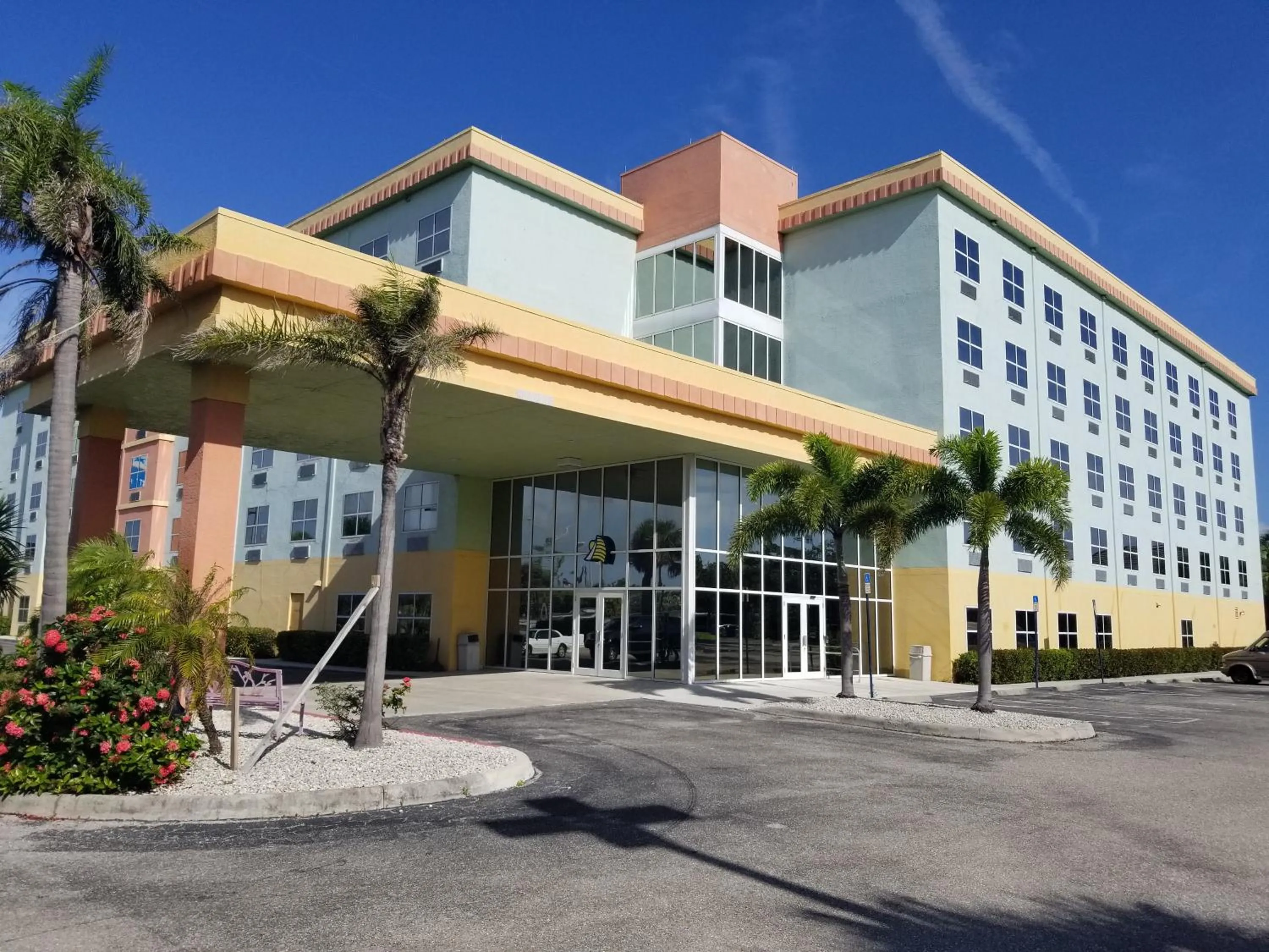 Property building in Allure Suites of Fort Myers