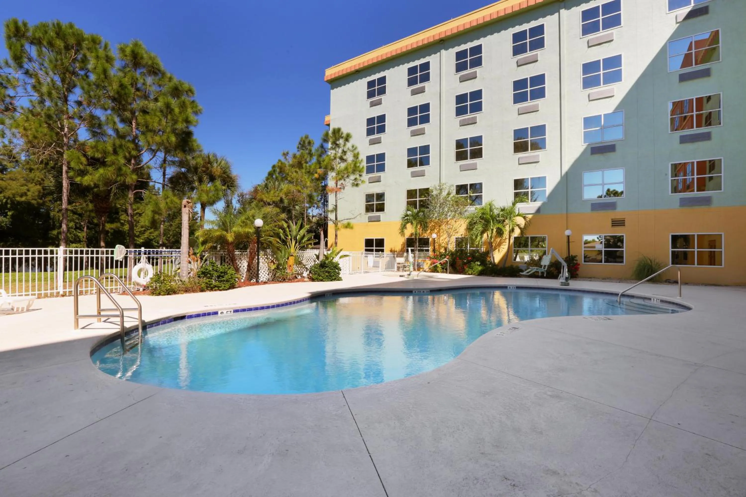 Hot Tub in Allure Suites of Fort Myers