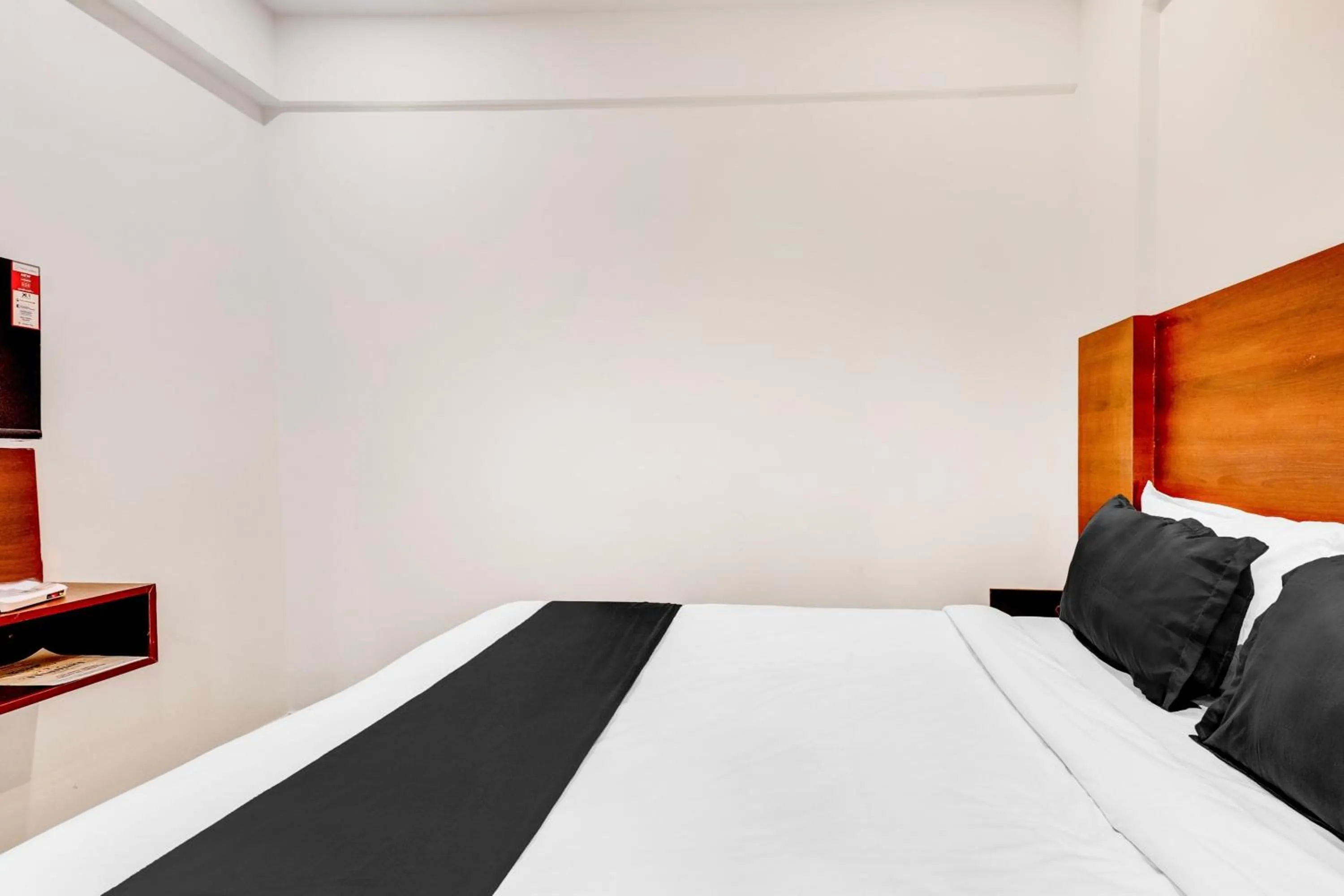 Bathroom, Bed in Collection O Airport Inn