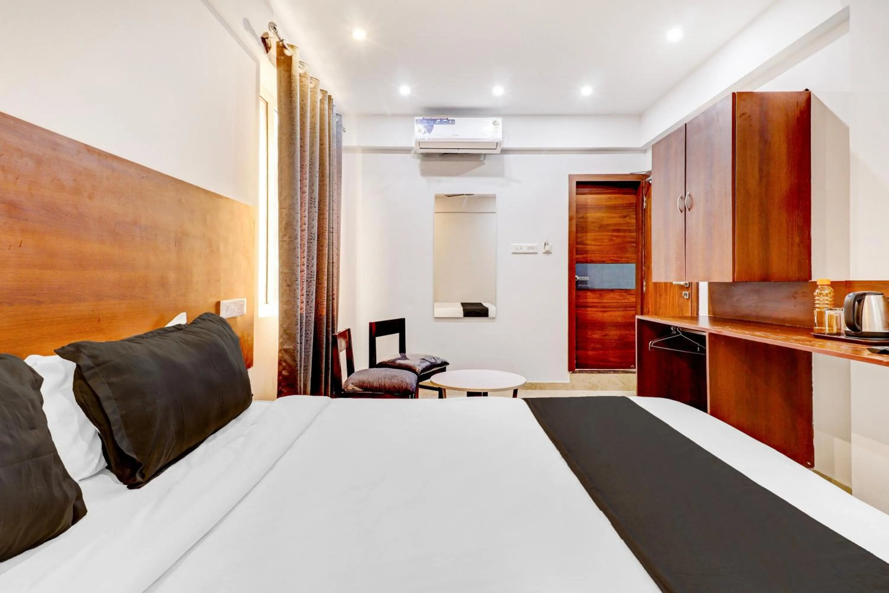 Bedroom, Bed in Collection O Airport Inn