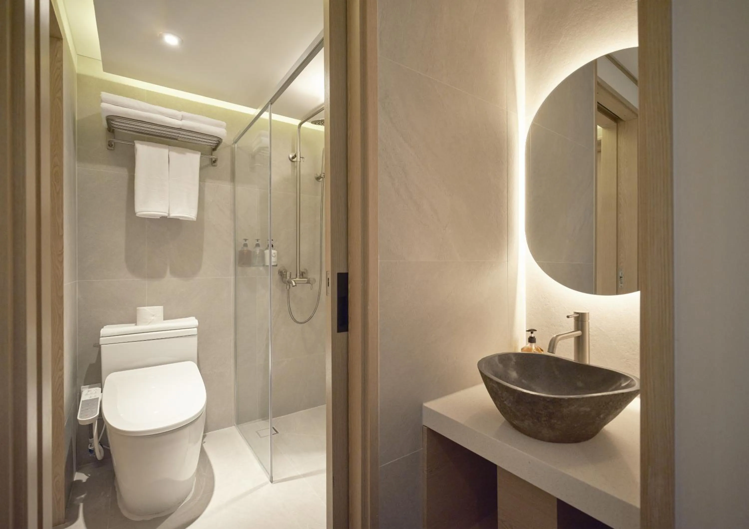 Shower in UH Suite Seoul Deoksugung