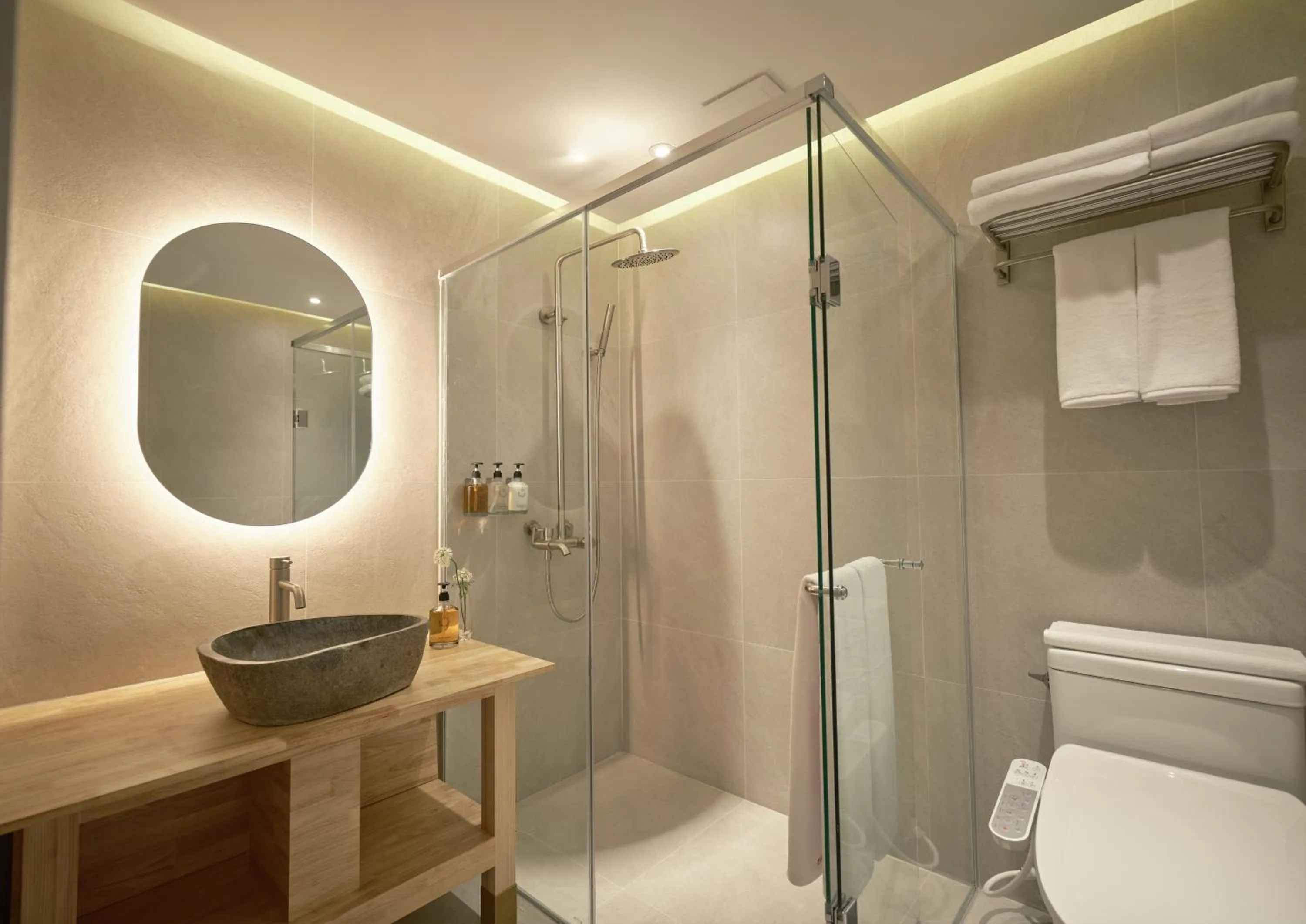 Shower in UH Suite Seoul Deoksugung
