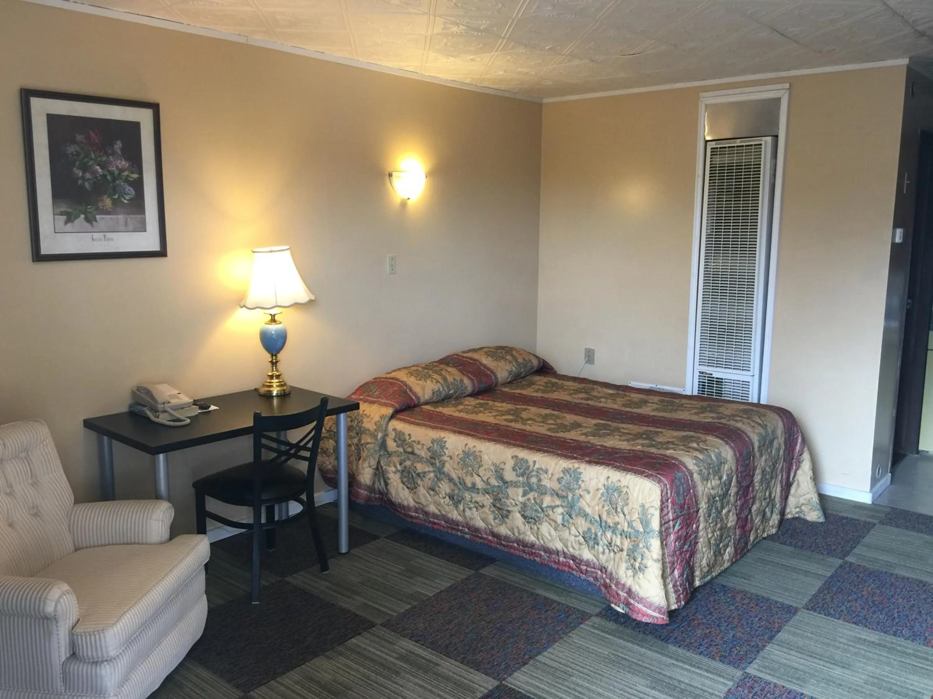 Bedroom, Bed in Hillcrest Motel