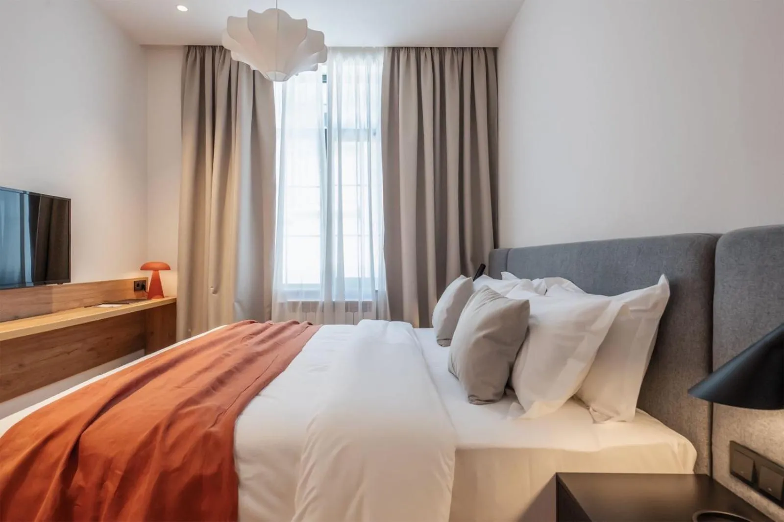 Communal lounge/ TV room, Bed in Artifact Apart Hotel