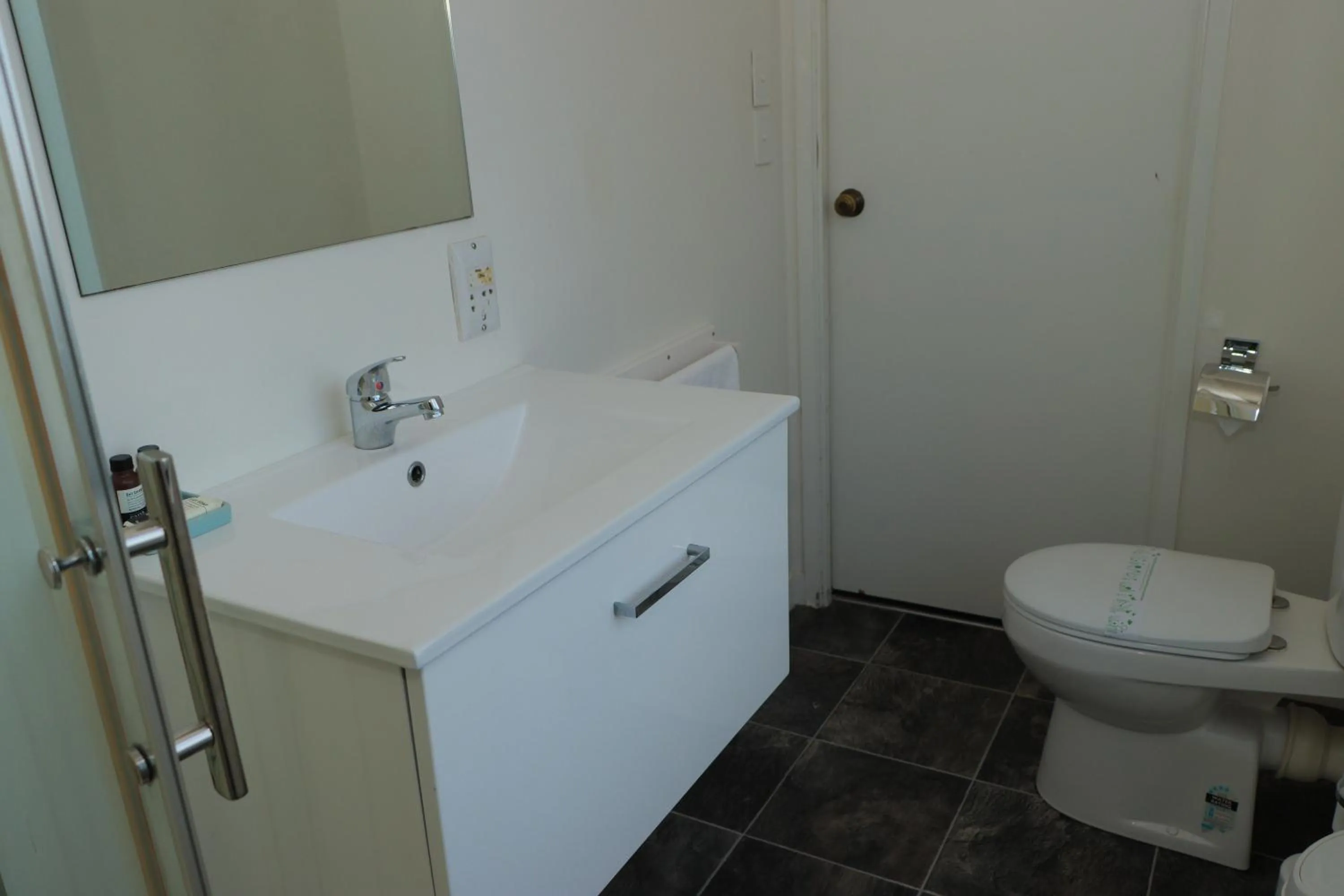 Bathroom in Drury Motor Lodge